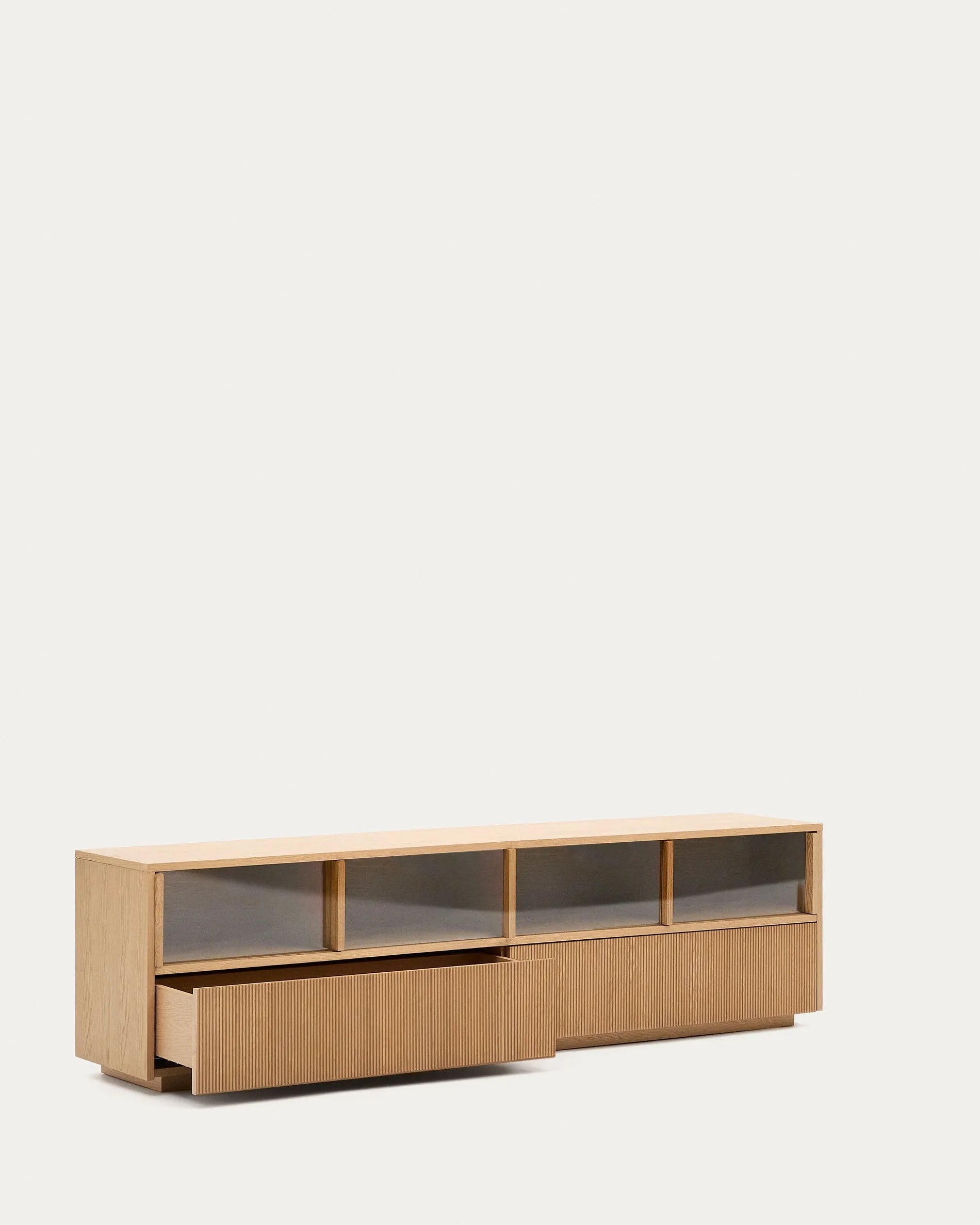 Elegantes Sideboard aus Eichenfurnier und Glas, 200x54 cm, mit 4 Türen und 2 Schubladen, FSC-zertifiziert, von Kave Home.