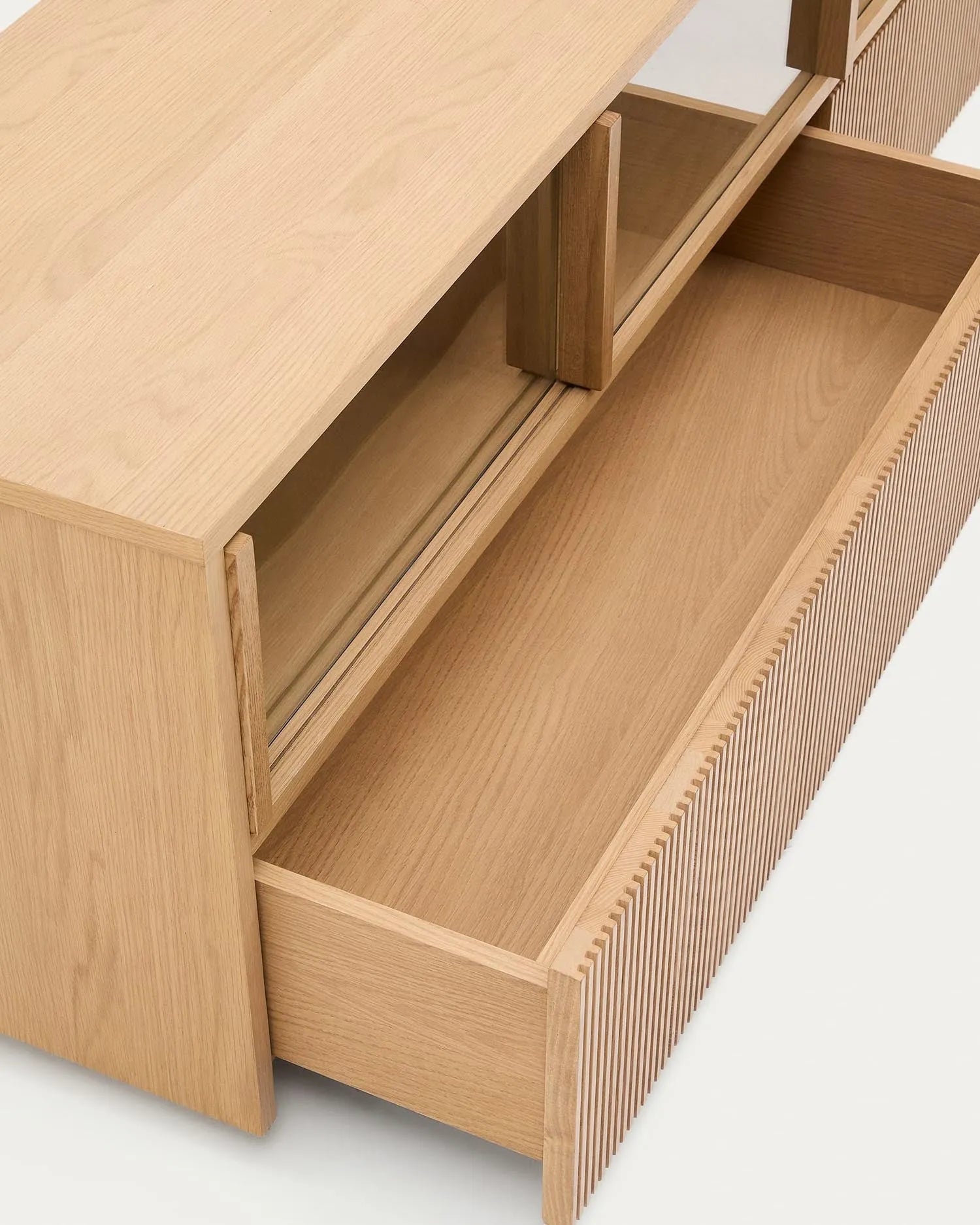 Elegantes Sideboard aus Eichenfurnier und Glas, 200x54 cm, mit 4 Türen und 2 Schubladen, FSC-zertifiziert, von Kave Home.