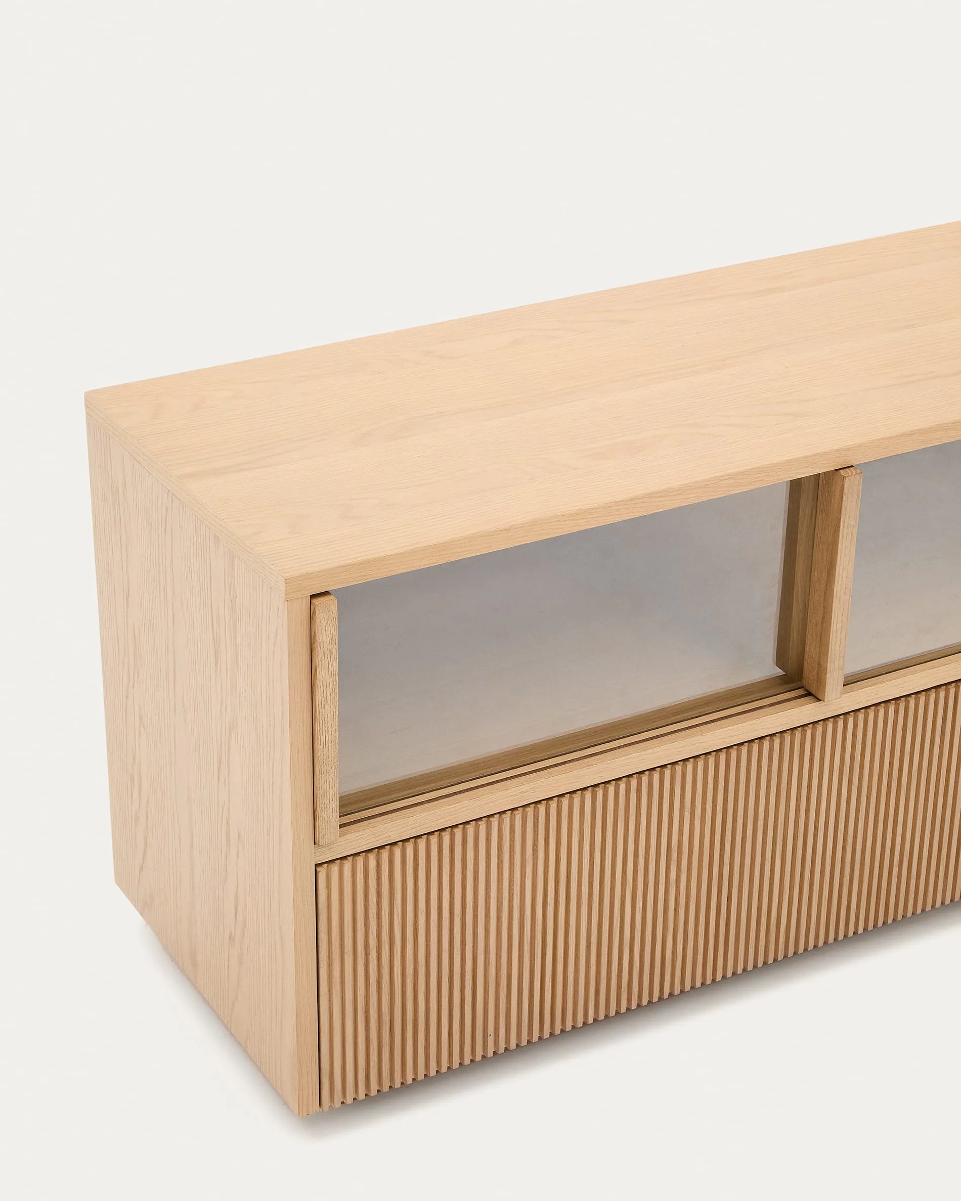Elegantes Sideboard aus Eichenfurnier und Glas, 200x54 cm, mit 4 Türen und 2 Schubladen, FSC-zertifiziert, von Kave Home.