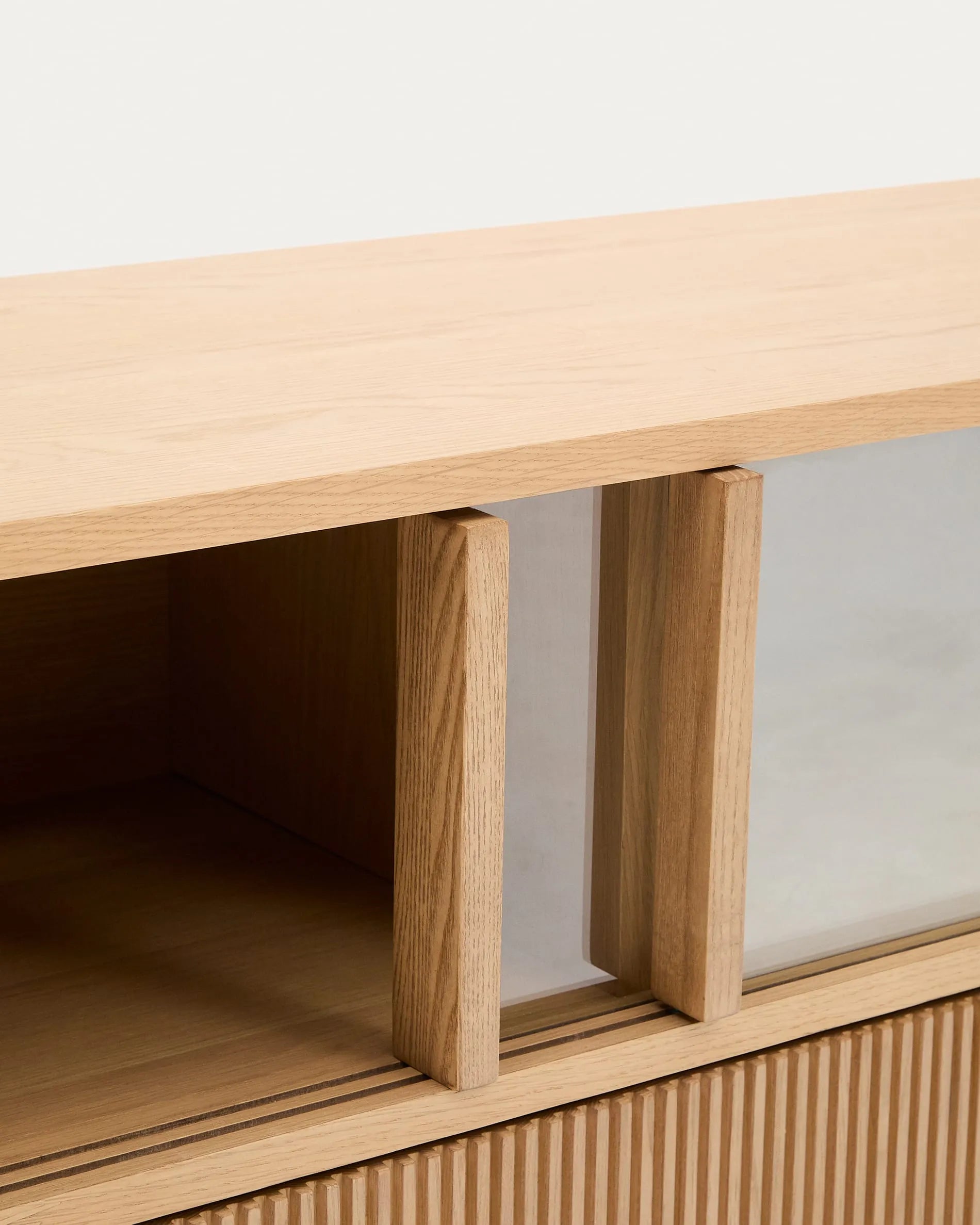 Elegantes Sideboard aus Eichenfurnier und Glas, 200x54 cm, mit 4 Türen und 2 Schubladen, FSC-zertifiziert, von Kave Home.