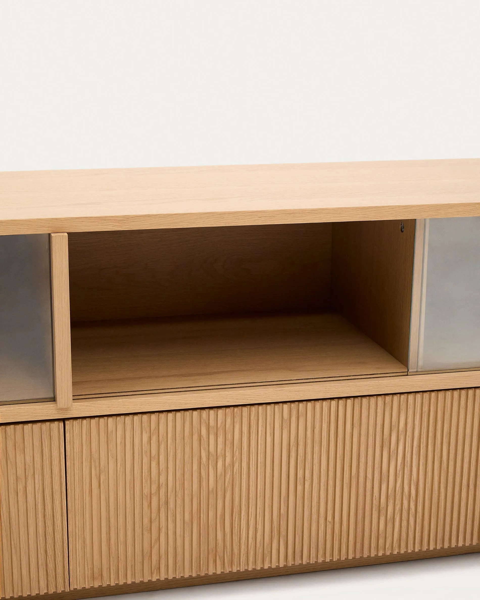 Elegantes Sideboard aus Eichenfurnier und Glas, 200x54 cm, mit 4 Türen und 2 Schubladen, FSC-zertifiziert, von Kave Home.