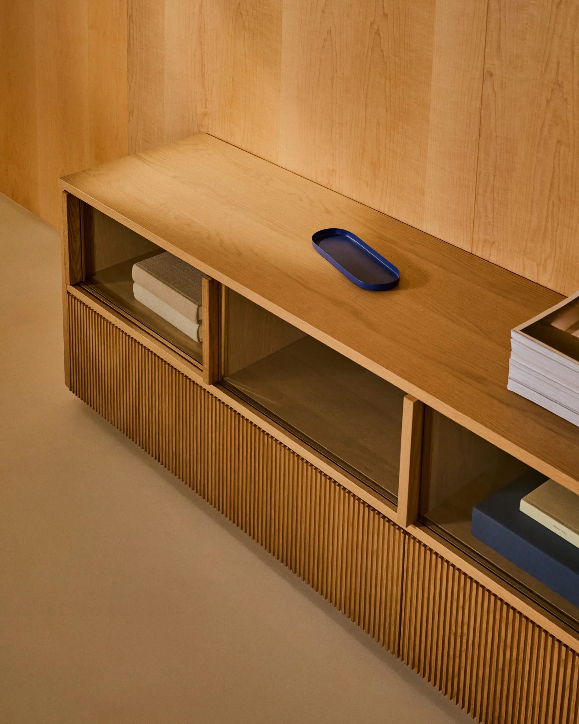 Elegantes Sideboard aus Eichenfurnier und Glas, 200x54 cm, mit 4 Türen und 2 Schubladen, FSC-zertifiziert, von Kave Home.
