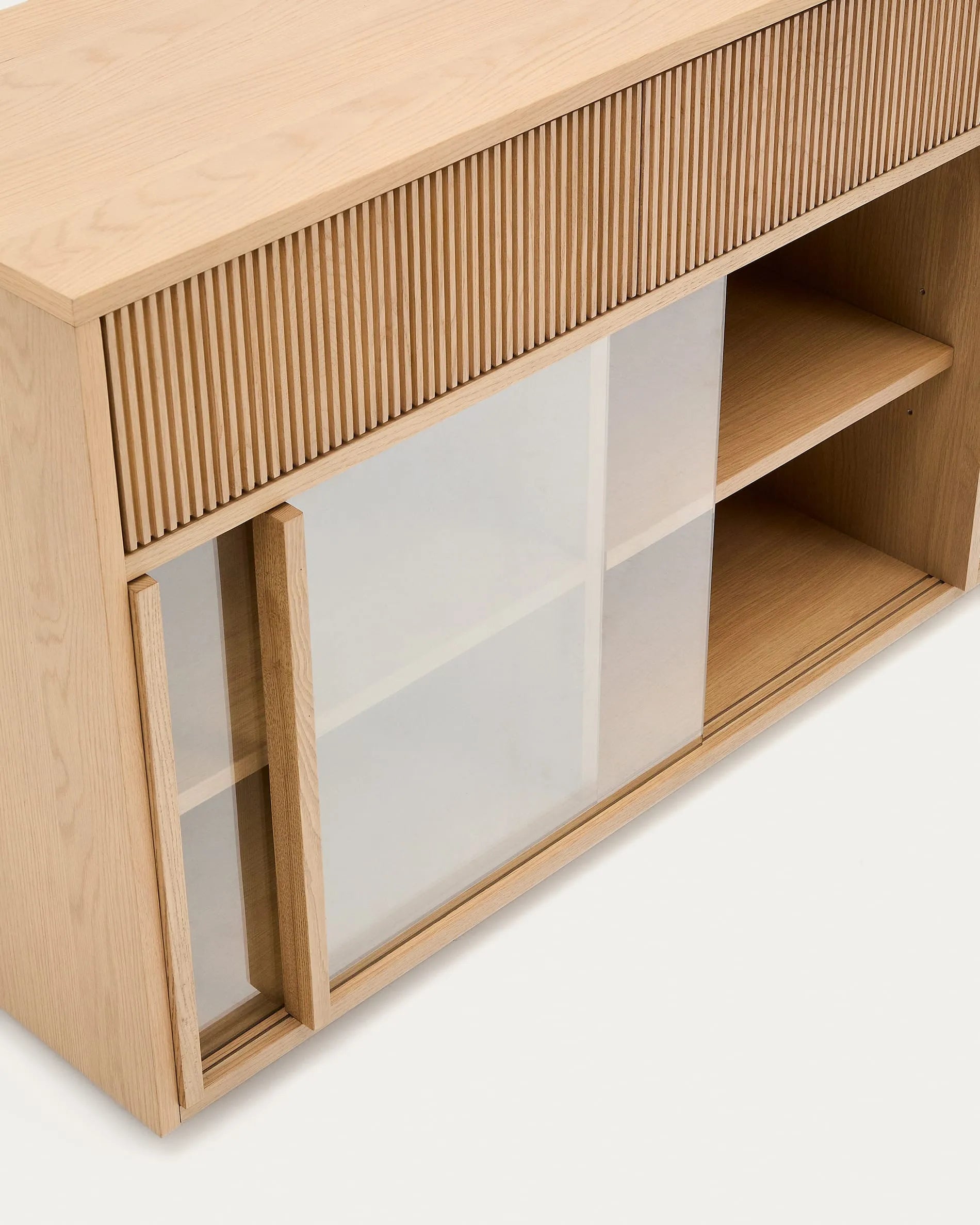 Elegantes Sideboard aus Eichenfurnier und Glas, 200x75 cm, mit 4 Türen und Schubladen, FSC-zertifiziert.