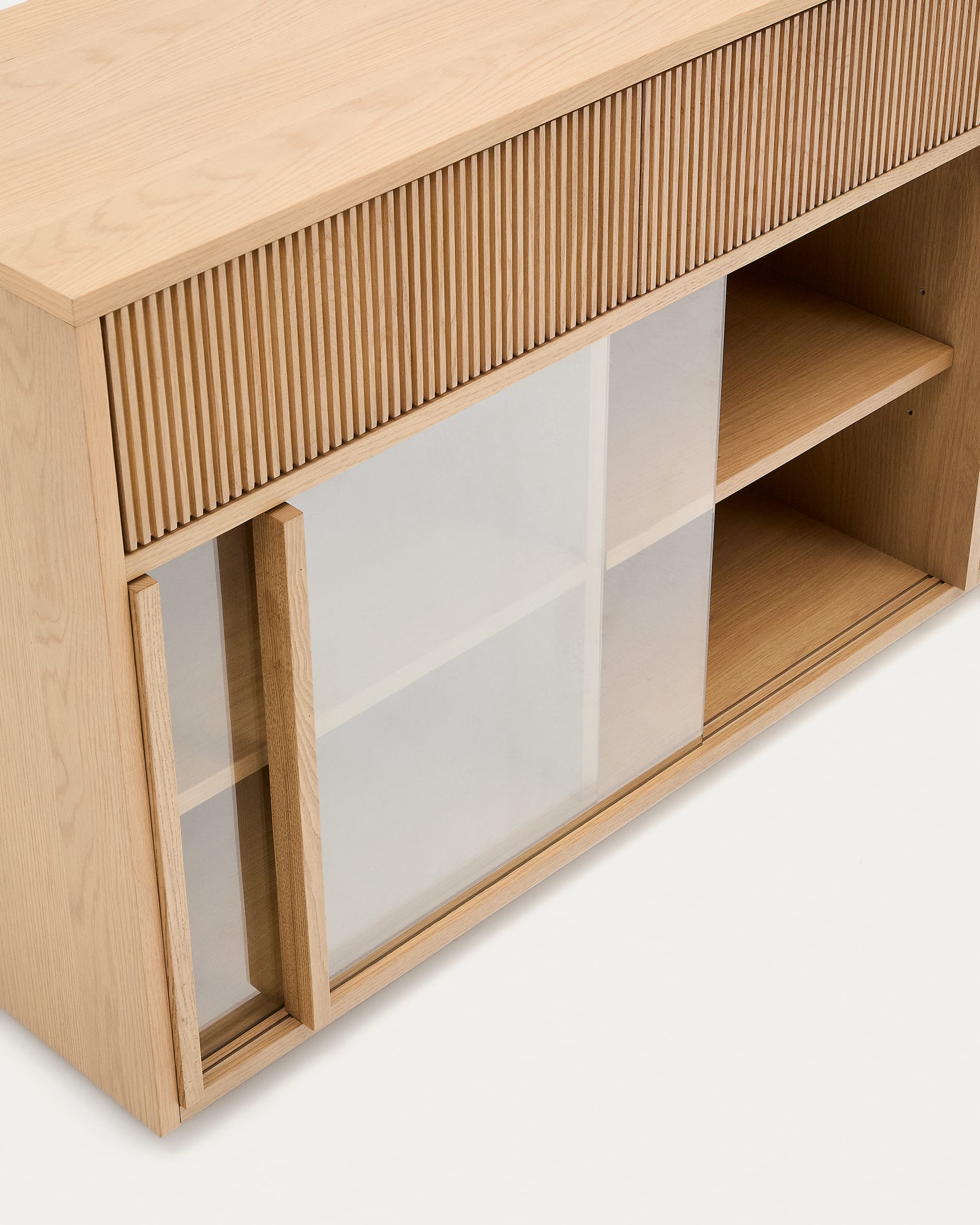 Elegantes Sideboard aus Eichenfurnier und Glas, mit 4 Türen und 4 Schubladen, FSC-zertifiziert, Maße: 200 x 75 cm.