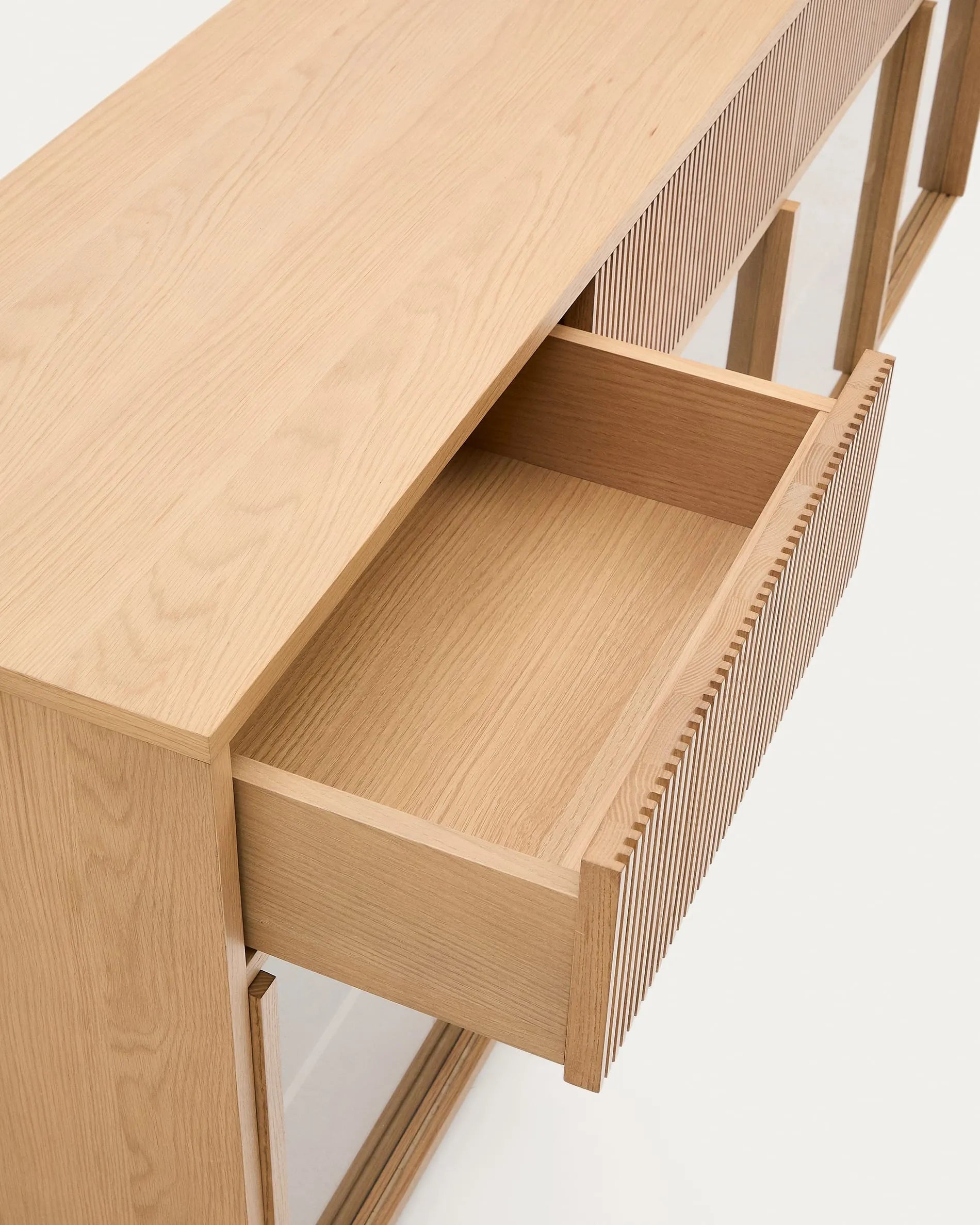 Elegantes Sideboard aus Eichenfurnier und Glas, 200x75 cm, mit 4 Türen und Schubladen, FSC-zertifiziert.