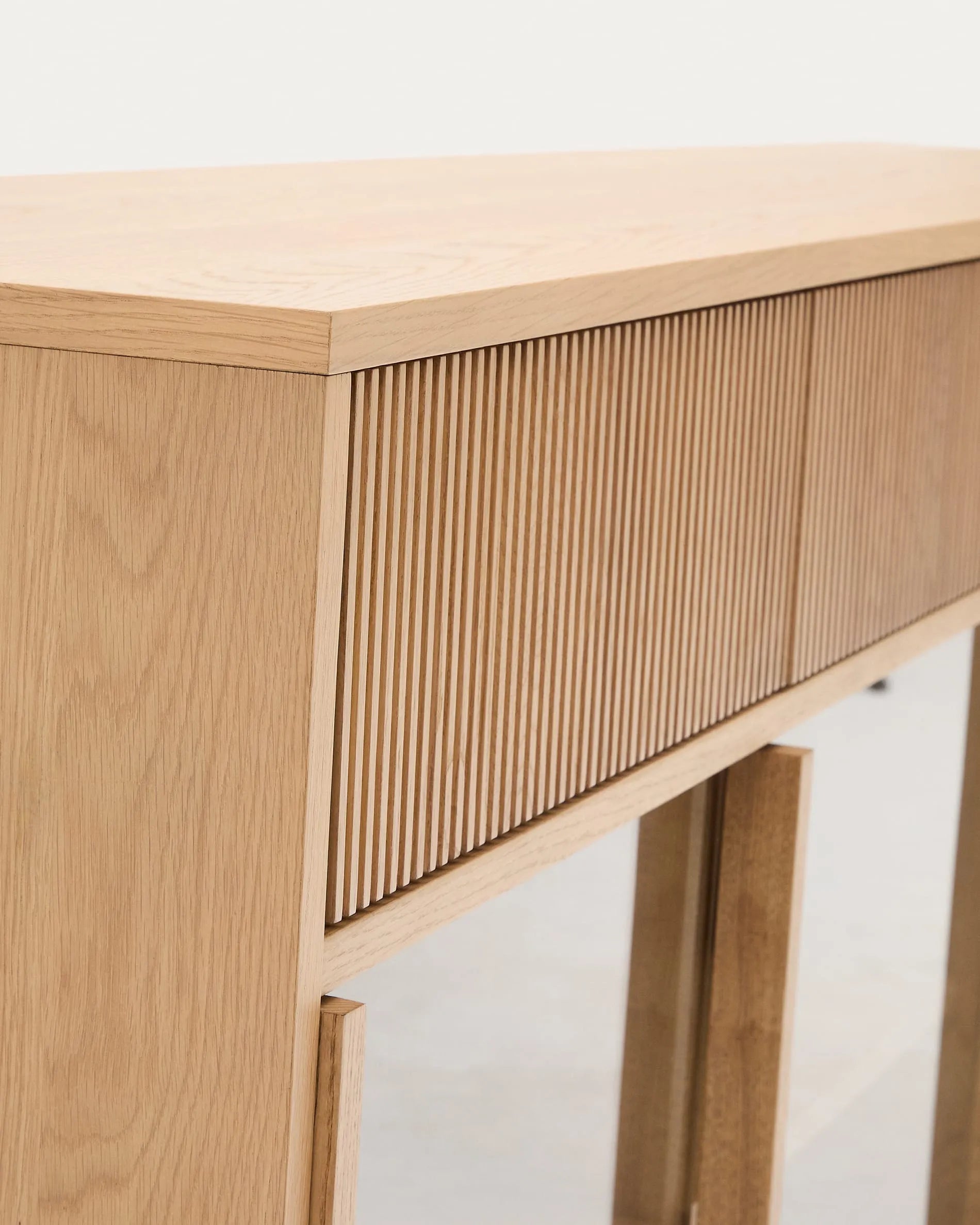 Elegantes Sideboard aus Eichenfurnier und Glas, 200x75 cm, mit 4 Türen und Schubladen, FSC-zertifiziert.