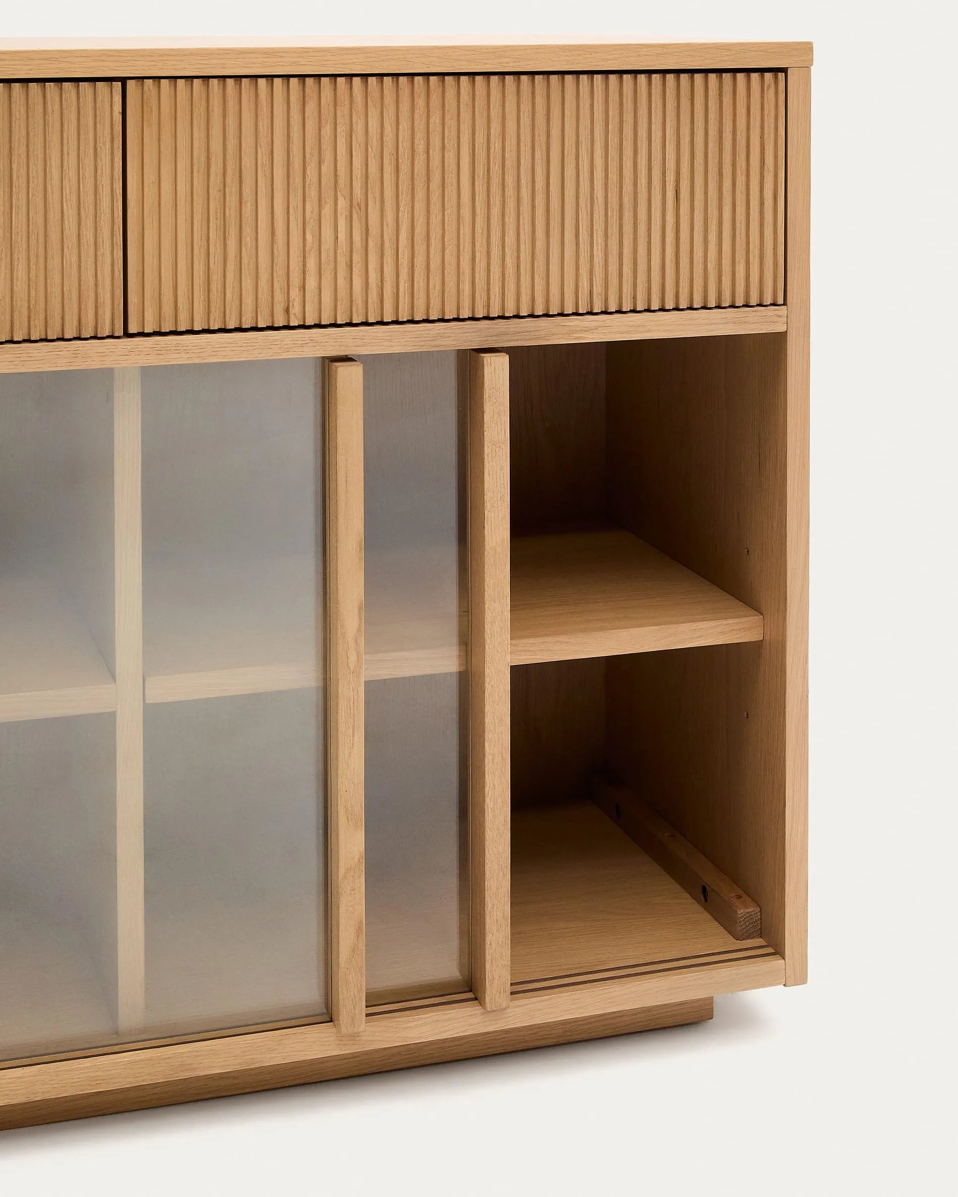 Elegantes Sideboard aus Eichenfurnier und Glas, 200x75 cm, mit 4 Türen und Schubladen, FSC-zertifiziert.