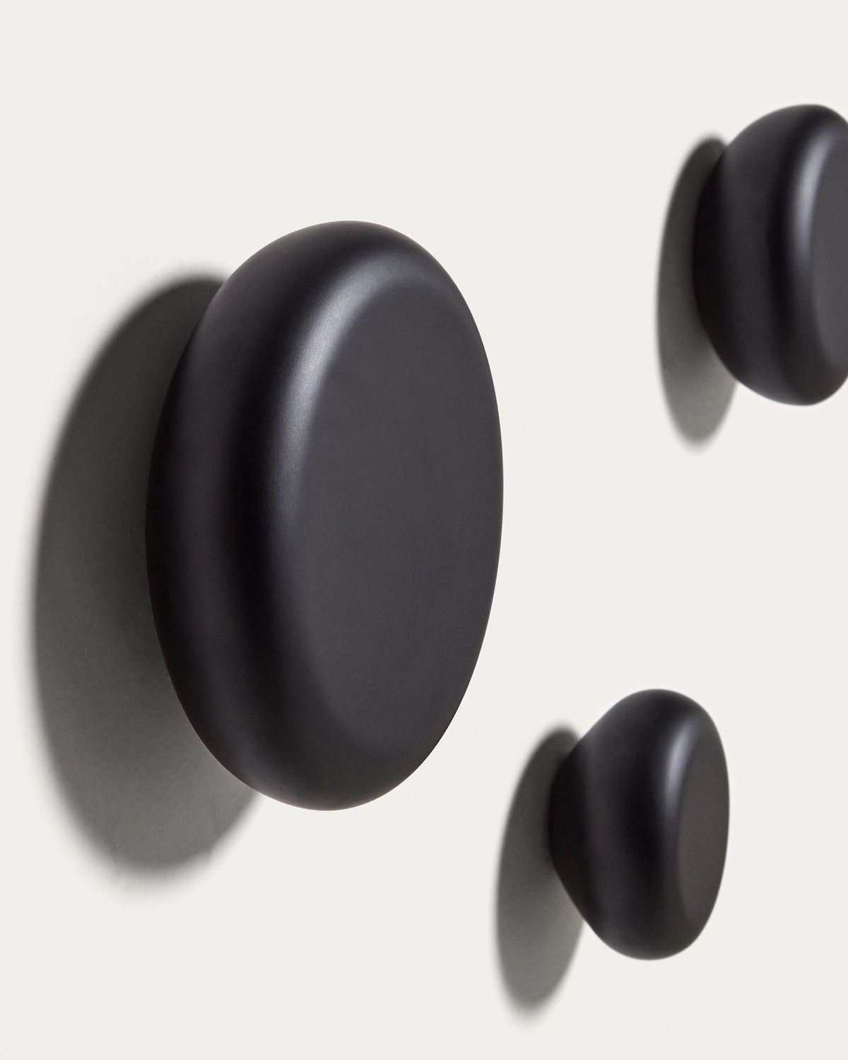 Nadue Set aus 3 Wandhaken aus massiver Buche mit schwarzem Finish in Schwarz präsentiert im Onlineshop von KAQTU Design AG. Kleiderhaken ist von Kave Home