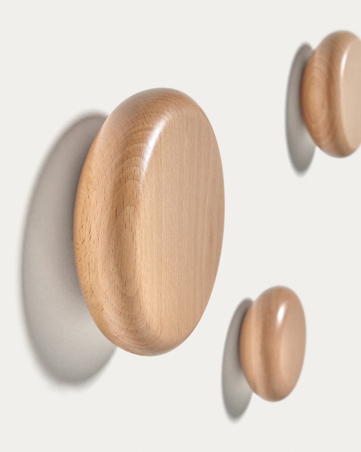 Nadue Set aus 3 Wandhaken aus massiver Buche mit natürlichem Finish in Natur präsentiert im Onlineshop von KAQTU Design AG. Kleiderhaken ist von Kave Home