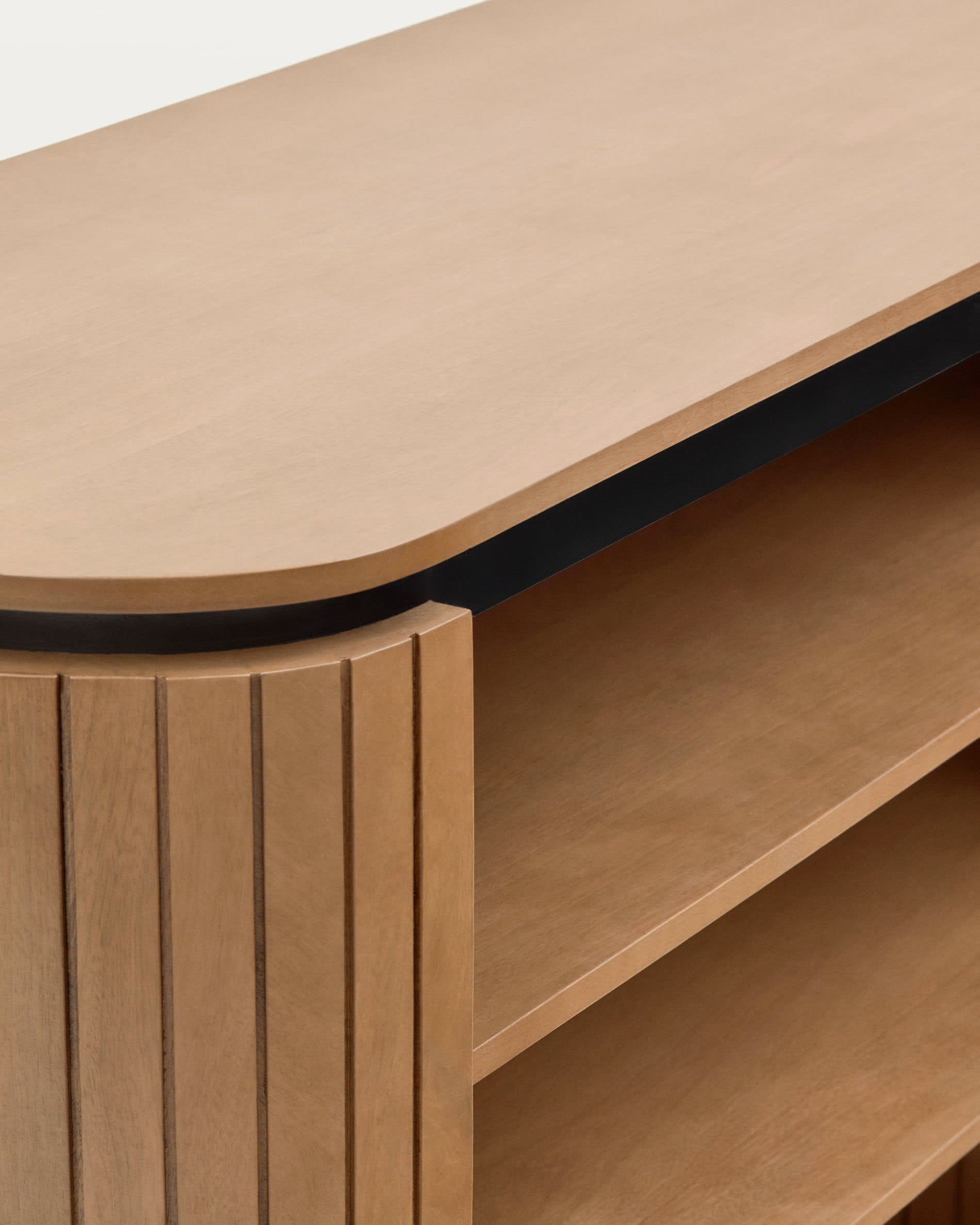 Elegantes Regal Licia aus massivem Mangoholz und schwarzem Metall, 120x90 cm, ideal für stilvolle und moderne Wohnräume.