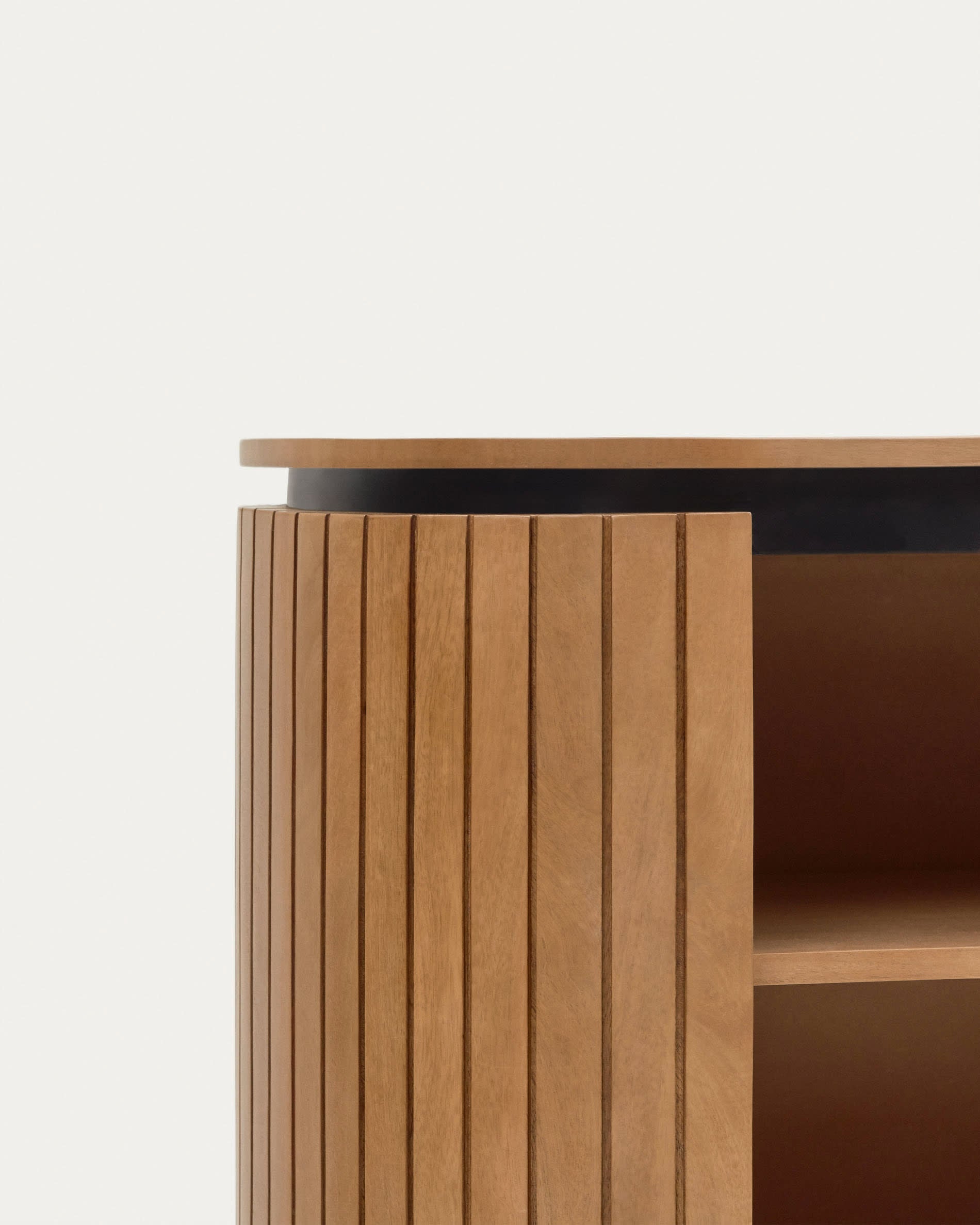 Stilvolles Licia Regal aus Mangoholz und schwarzem Metall, 120x90 cm, perfekt für moderne und elegante Wohnräume.