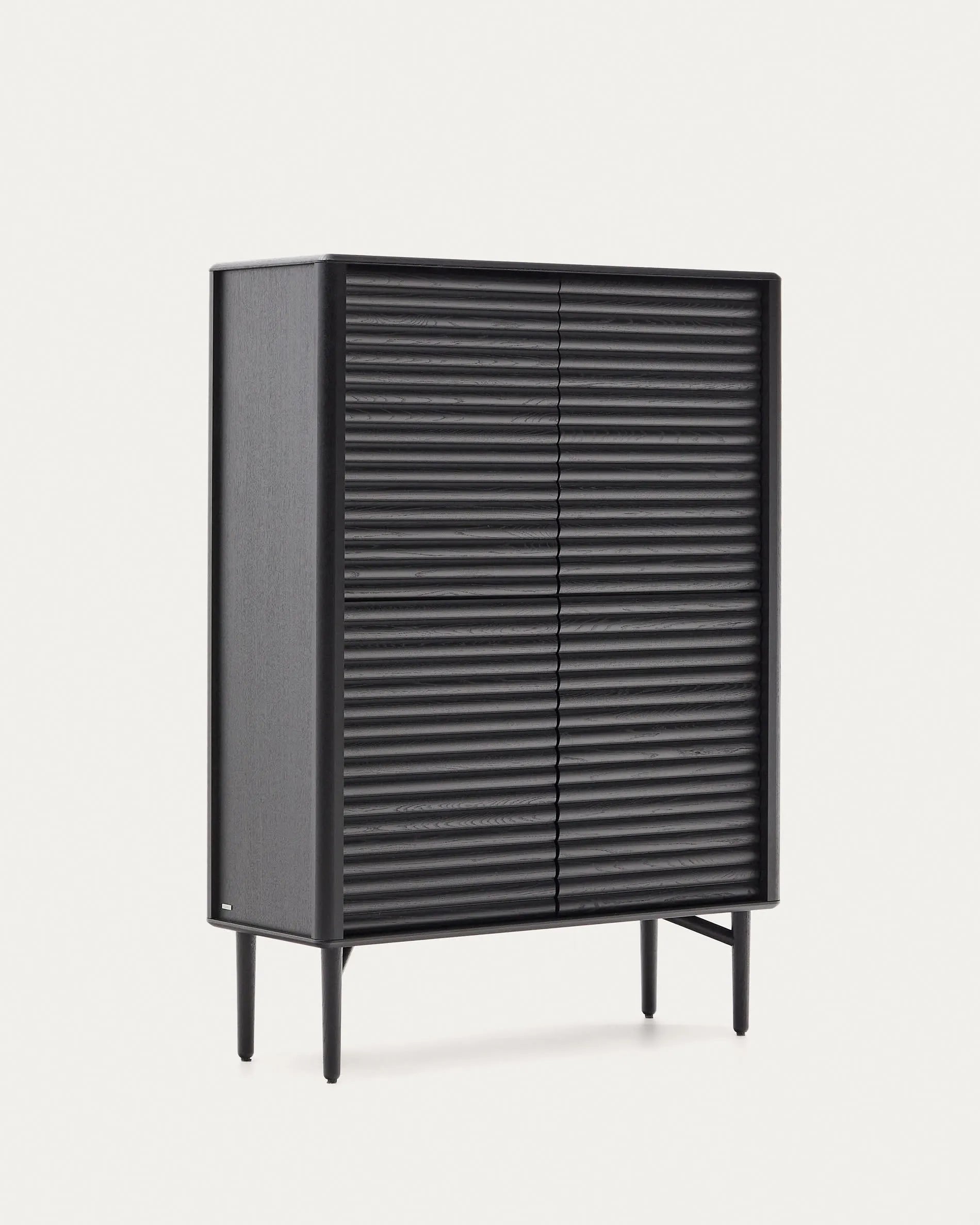 Elegantes Highboard aus schwarzem Eichenfurnier, 4 Türen, FSC-zertifiziert, bietet stilvollen Stauraum.