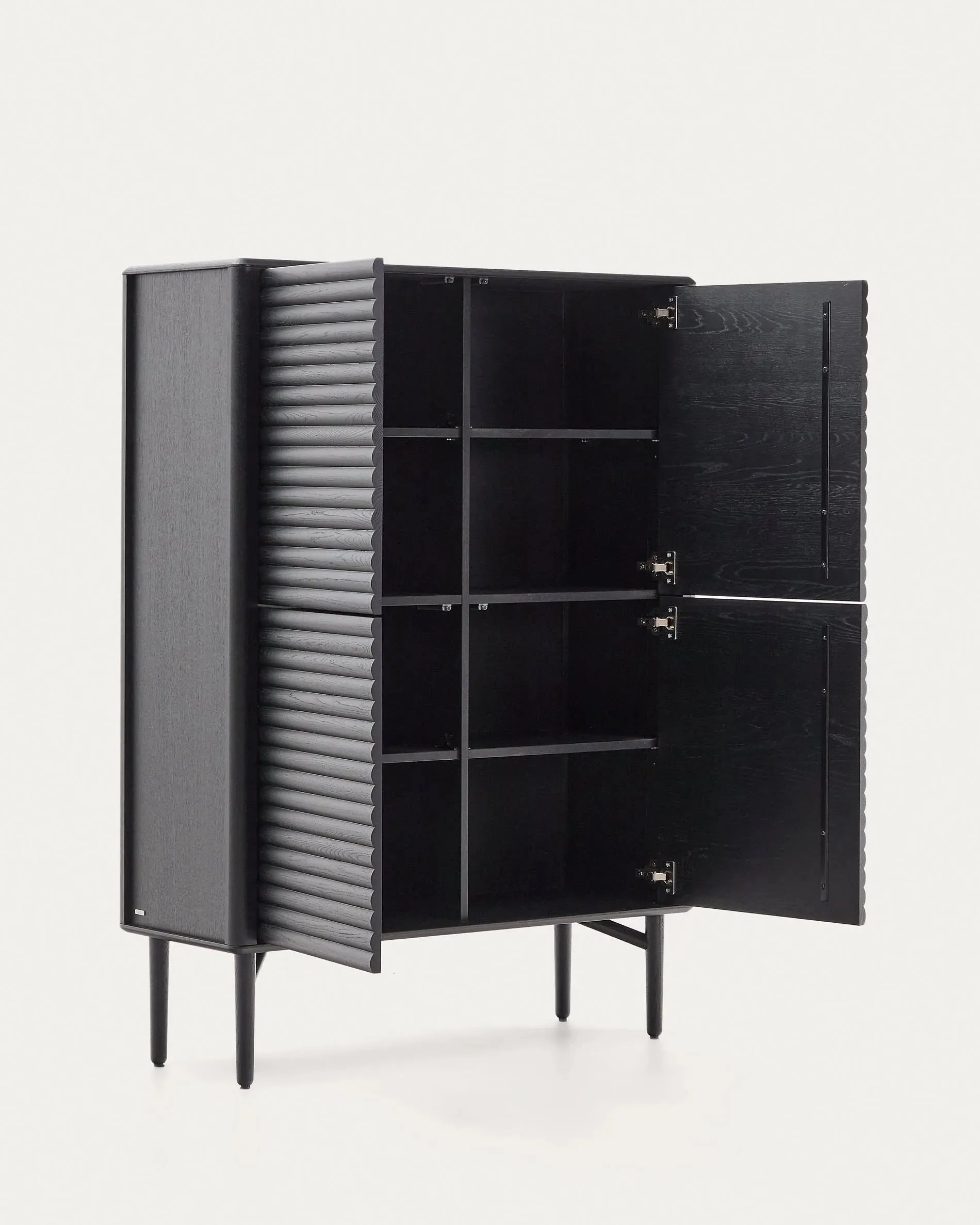 Elegantes Highboard Lenon aus schwarzem Eichenfurnier und Massivholz, 4 Türen, 104,5x144 cm, FSC-zertifiziert, von Kave Home.