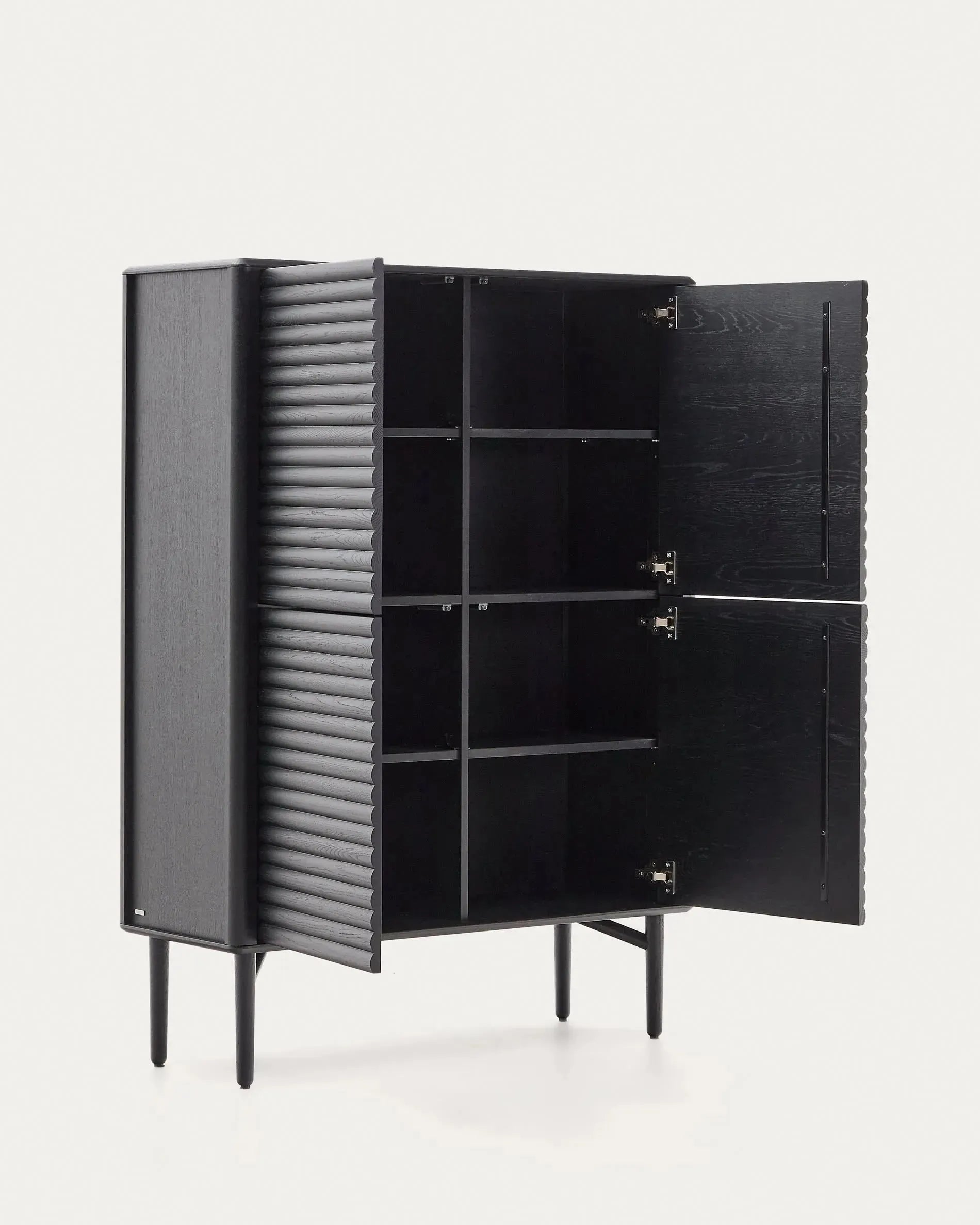 Stilvolles Highboard Lenon aus schwarzem Eichenfurnier und Massivholz, 4 Türen, 104,5x144 cm, FSC-zertifiziert, von Kave Home.