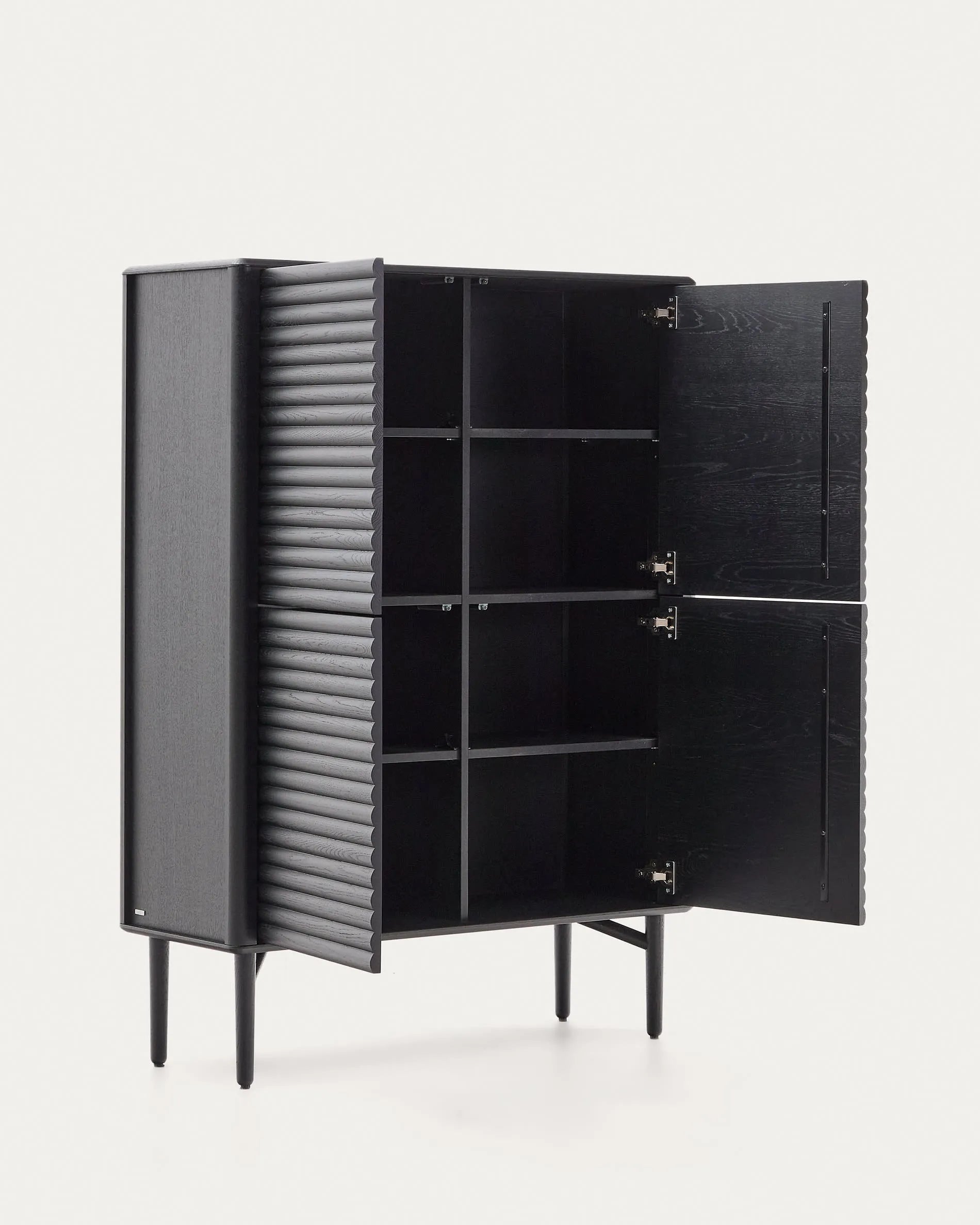 Elegantes Highboard aus schwarzem Eichenfurnier, 4 Türen, FSC-zertifiziert, bietet stilvollen Stauraum.