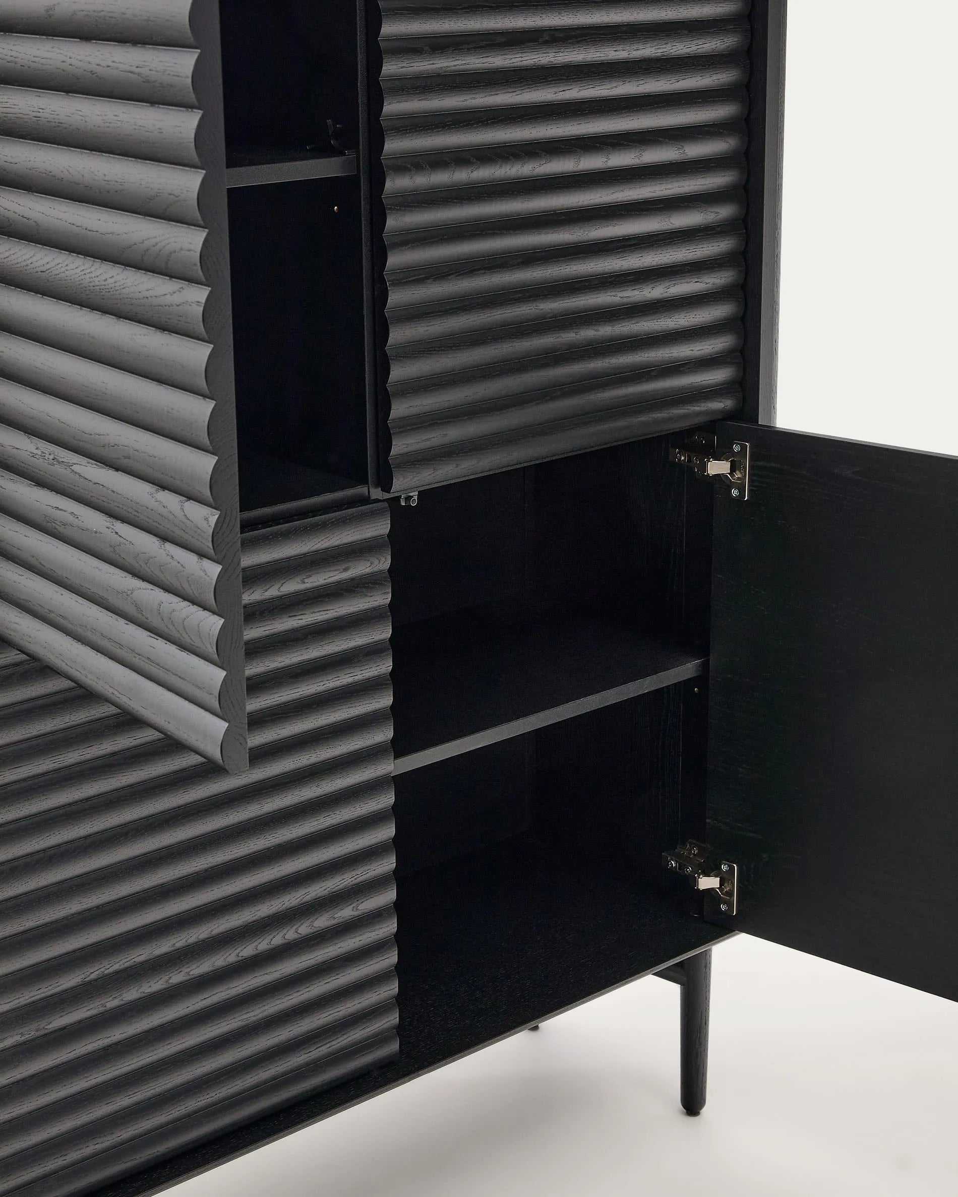 Elegantes Highboard aus schwarzem Eichenfurnier, 4 Türen, FSC-zertifiziert, bietet stilvollen Stauraum.