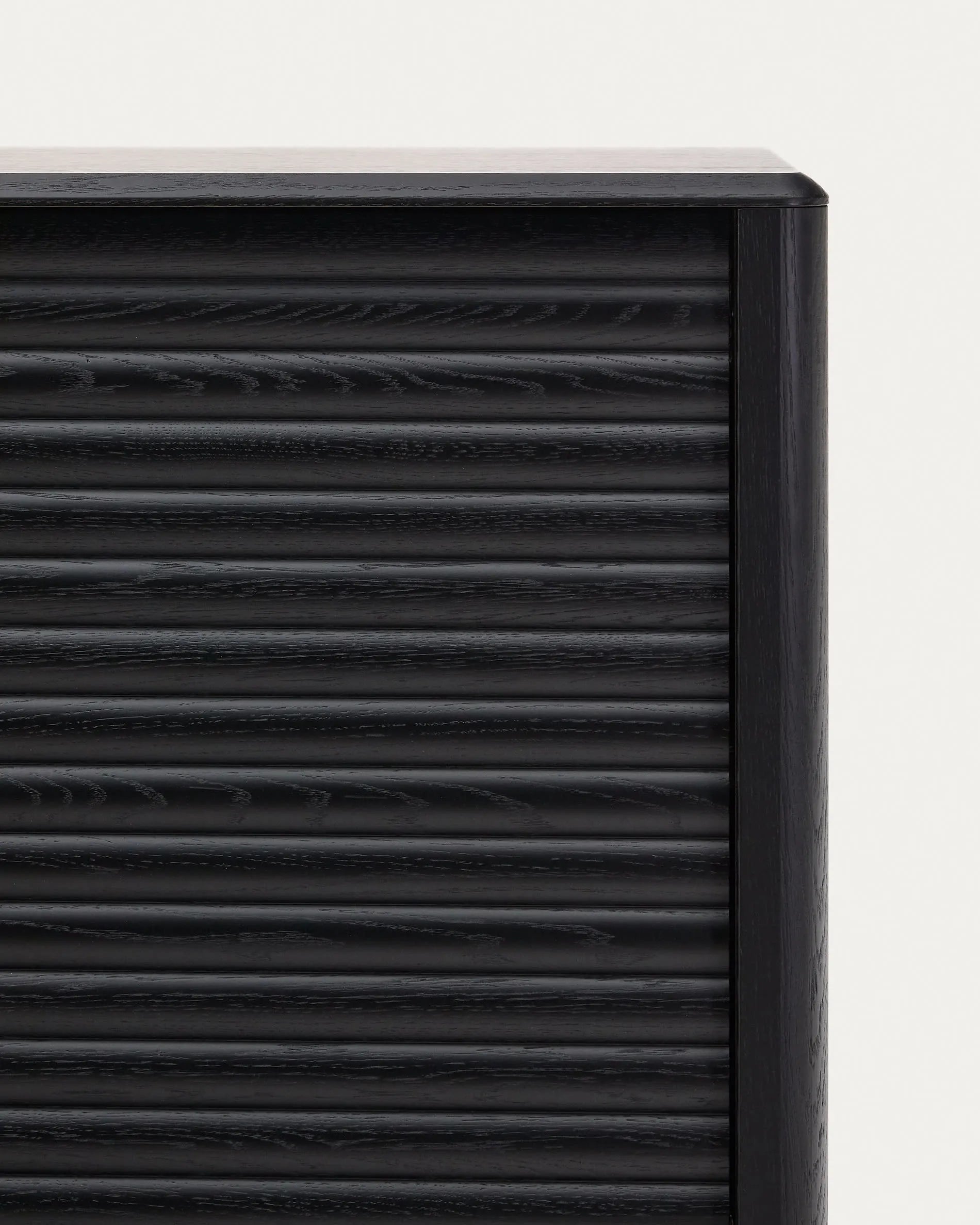 Elegantes Highboard aus schwarzem Eichenfurnier, 4 Türen, FSC-zertifiziert, bietet stilvollen Stauraum.