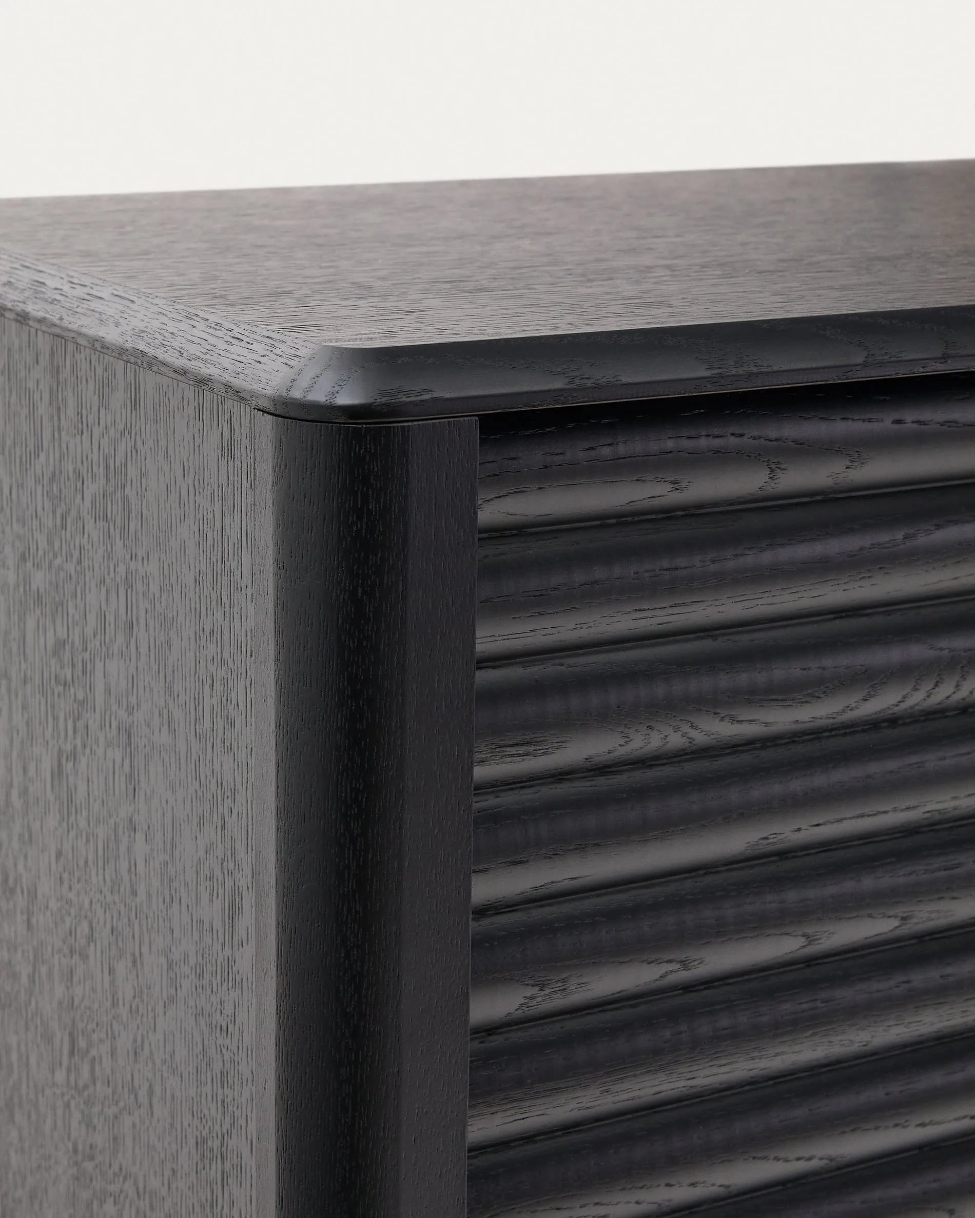 Elegantes Highboard aus schwarzem Eichenfurnier, 4 Türen, FSC-zertifiziert, bietet stilvollen Stauraum.