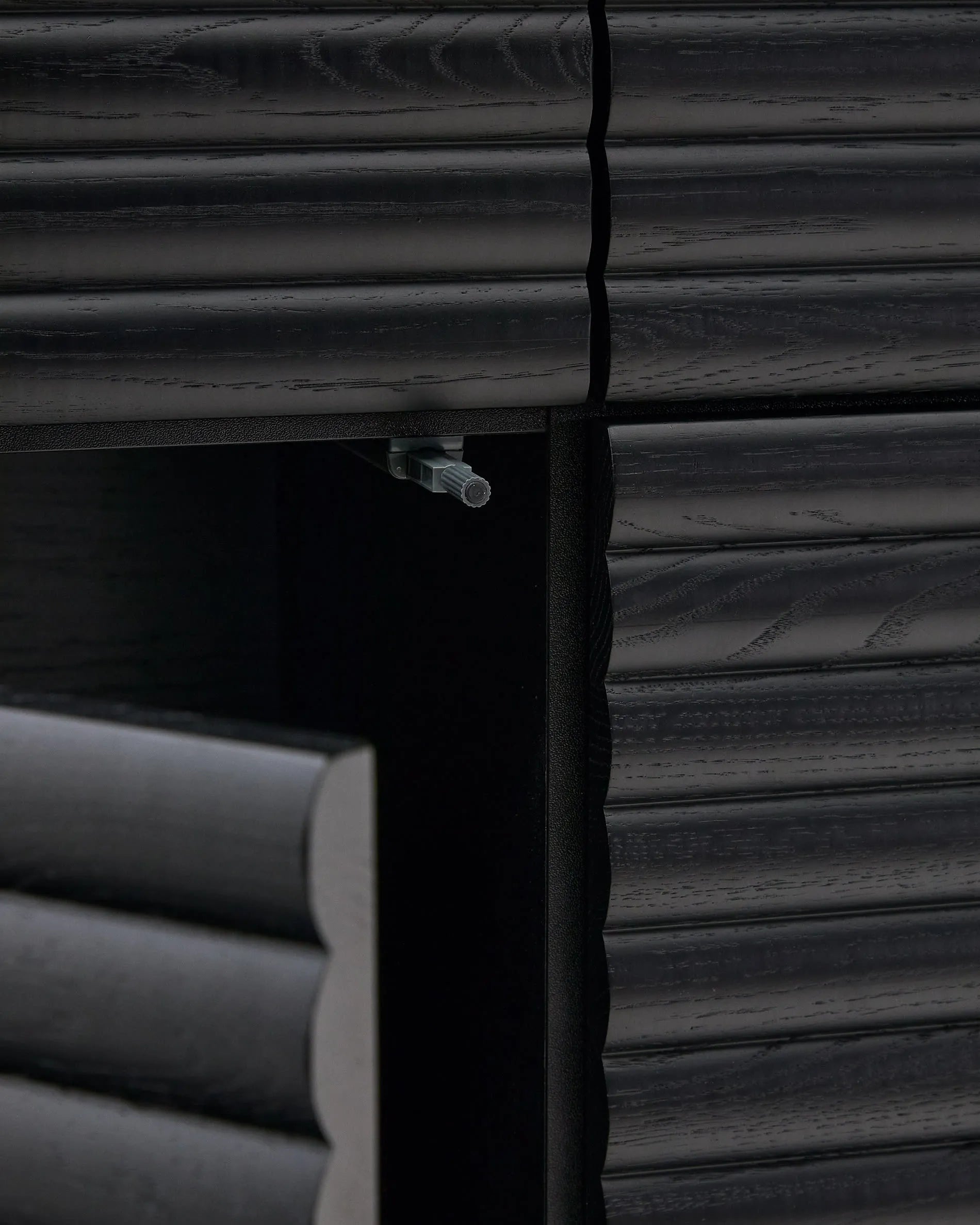 Elegantes Highboard aus schwarzem Eichenfurnier, 4 Türen, FSC-zertifiziert, bietet stilvollen Stauraum.