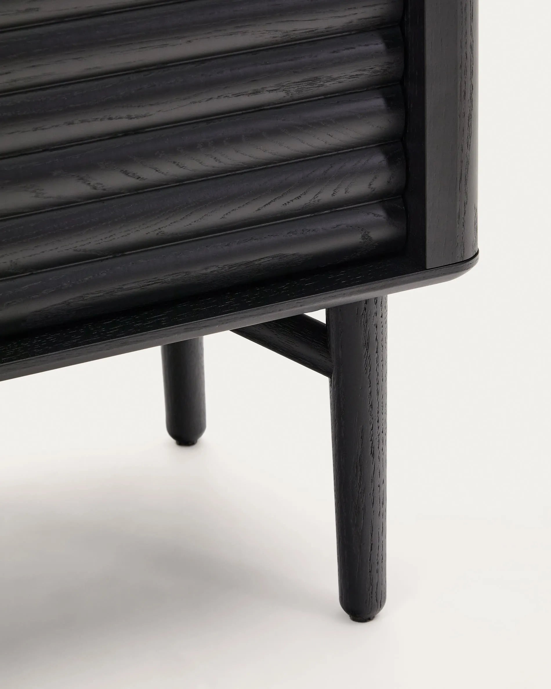 Elegantes Highboard aus schwarzem Eichenfurnier, 4 Türen, FSC-zertifiziert, bietet stilvollen Stauraum.