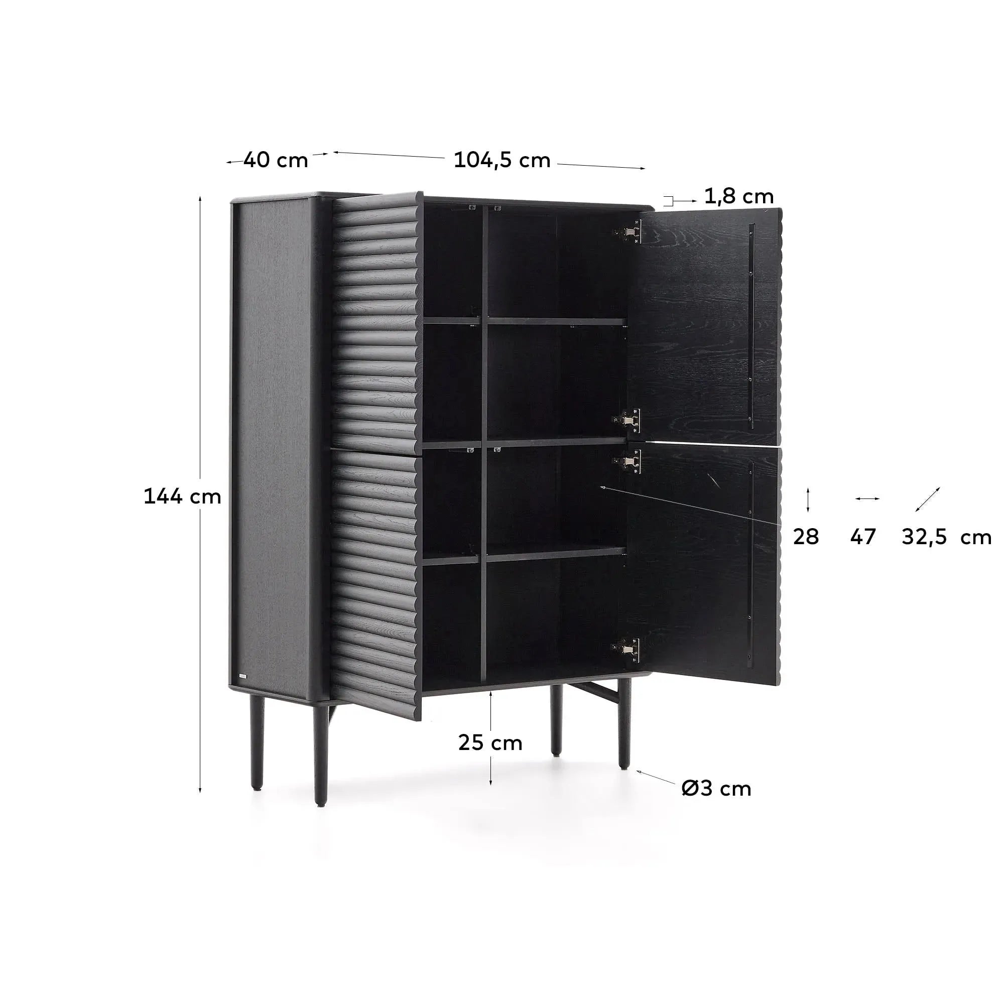 Elegantes Highboard Lenon aus schwarzem Eichenfurnier und Massivholz, 4 Türen, 104,5x144 cm, FSC-zertifiziert, von Kave Home.