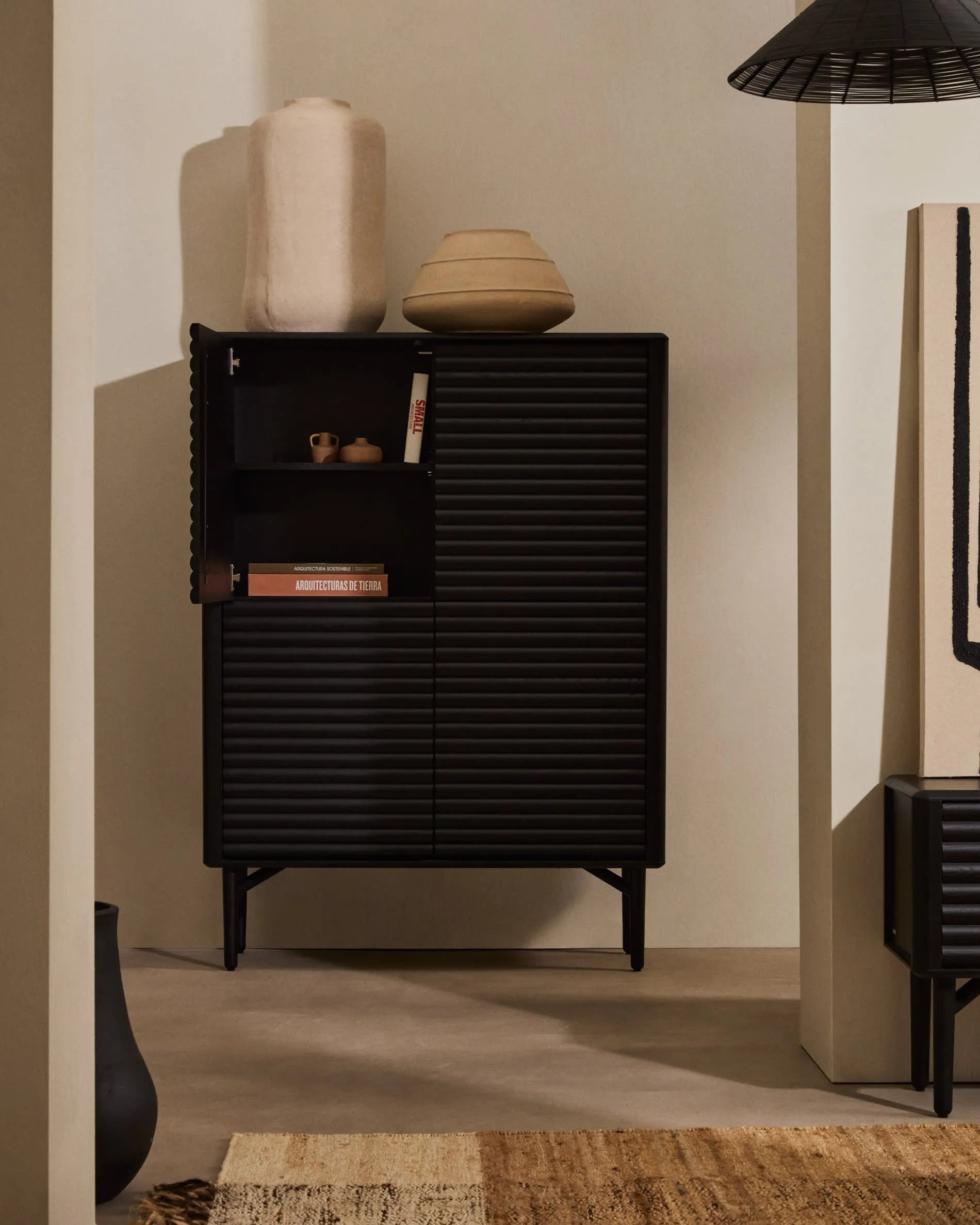 Elegantes Highboard aus schwarzem Eichenfurnier, 4 Türen, FSC-zertifiziert, bietet stilvollen Stauraum.