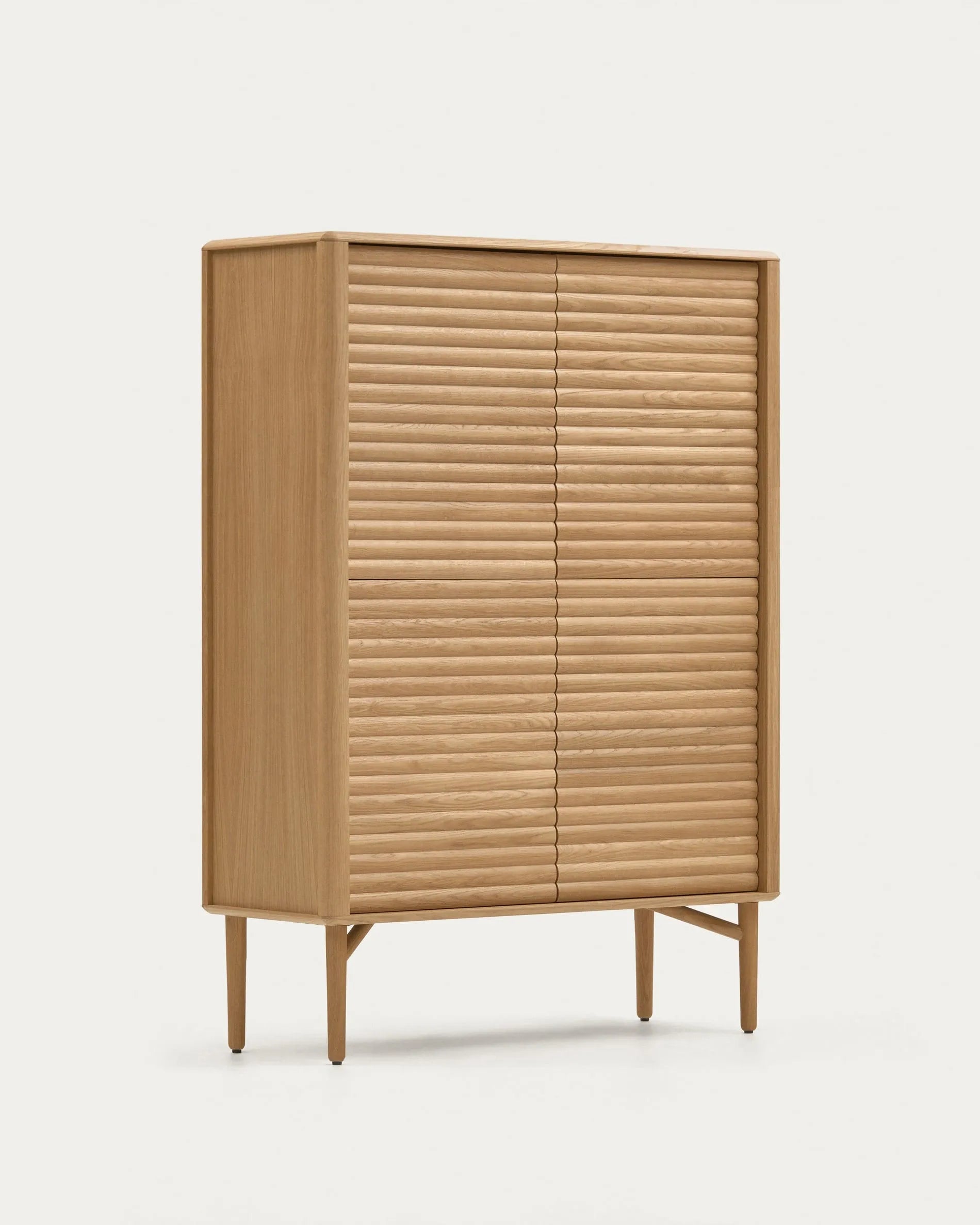 Das Lenon Highboard von Kave Home kombiniert edles Design mit Funktionalität, gefertigt aus nachhaltiger Eiche, ideal für stilvolle Ordnung.