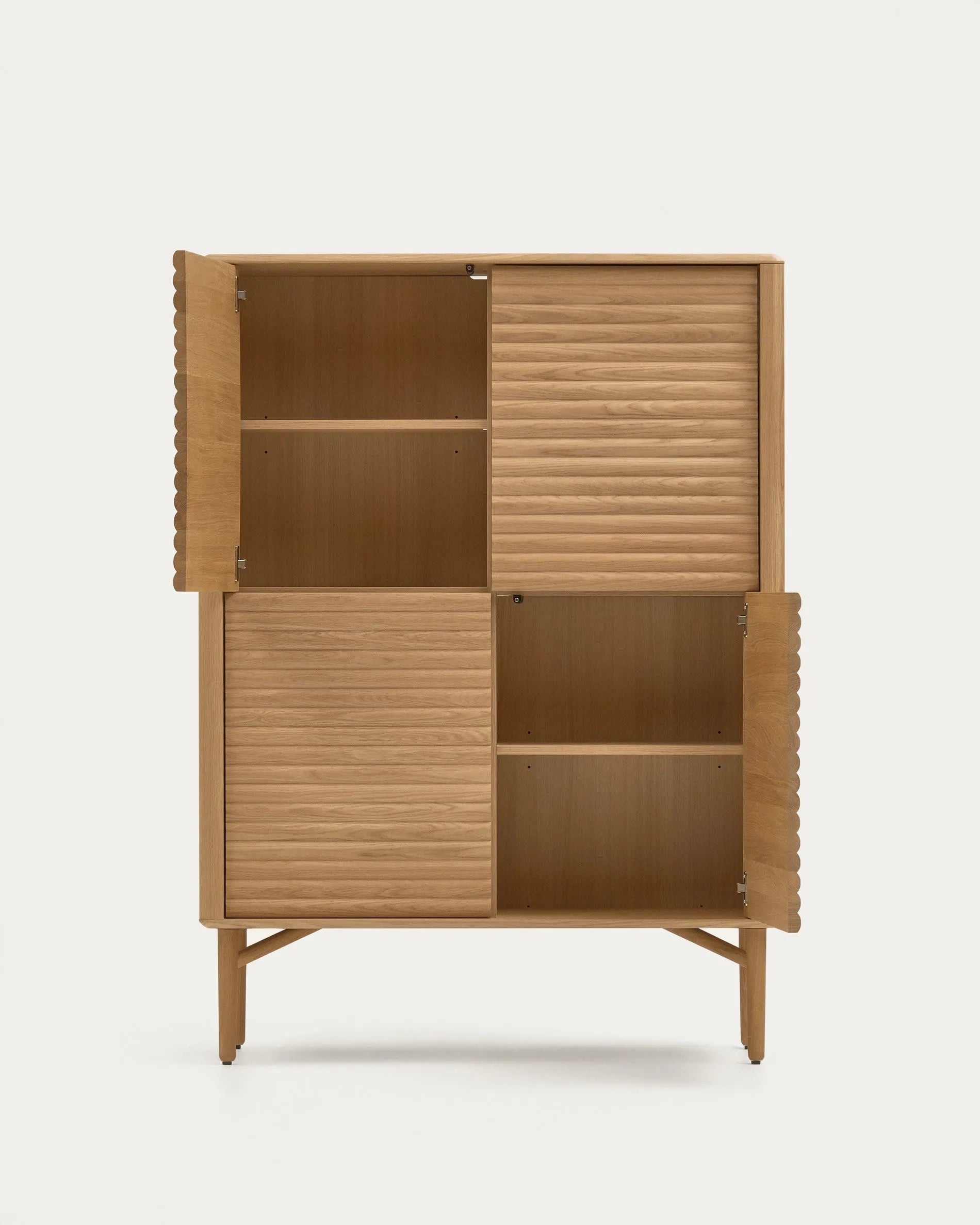 Das Lenon Highboard von Kave Home kombiniert edles Design mit Funktionalität, gefertigt aus nachhaltiger Eiche, ideal für stilvolle Ordnung.