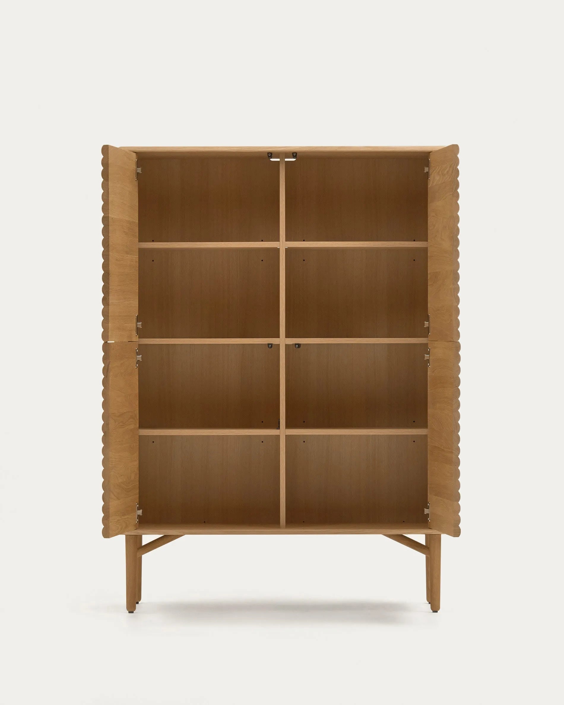Das Lenon Highboard von Kave Home kombiniert edles Design mit Funktionalität, gefertigt aus nachhaltiger Eiche, ideal für stilvolle Ordnung.
