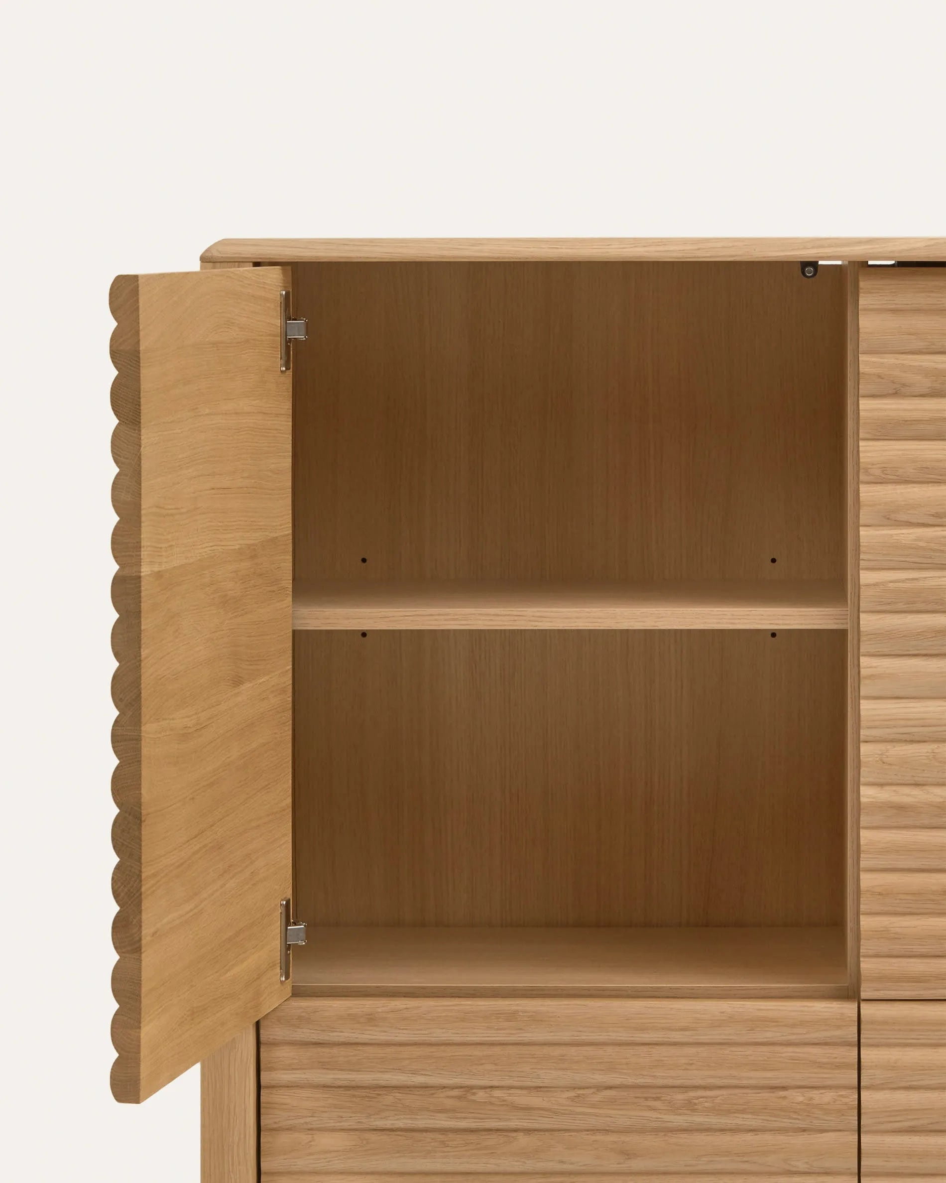 Das Lenon Highboard von Kave Home kombiniert edles Design mit Funktionalität, gefertigt aus nachhaltiger Eiche, ideal für stilvolle Ordnung.