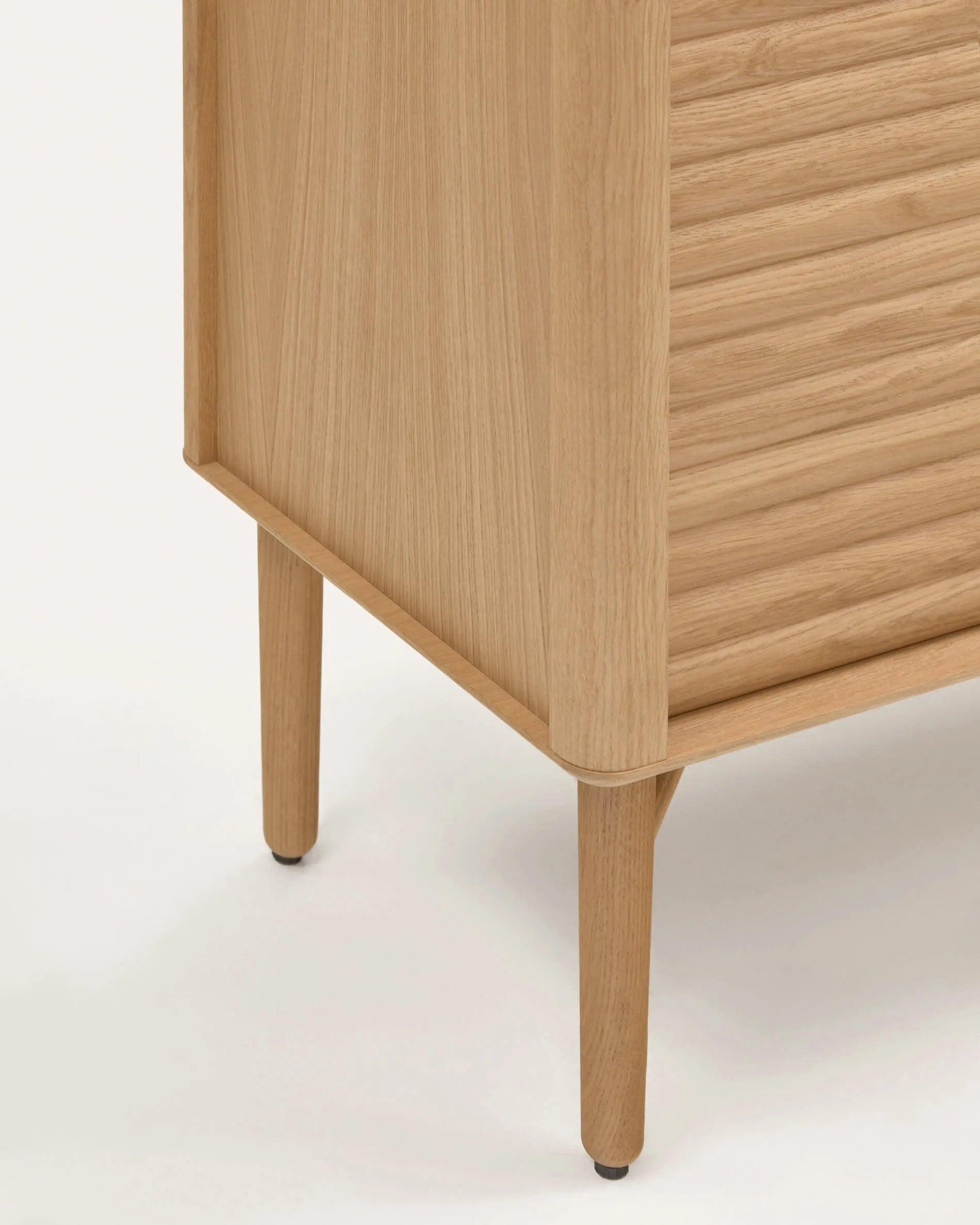 Das Lenon Highboard von Kave Home kombiniert edles Design mit Funktionalität, gefertigt aus nachhaltiger Eiche, ideal für stilvolle Ordnung.