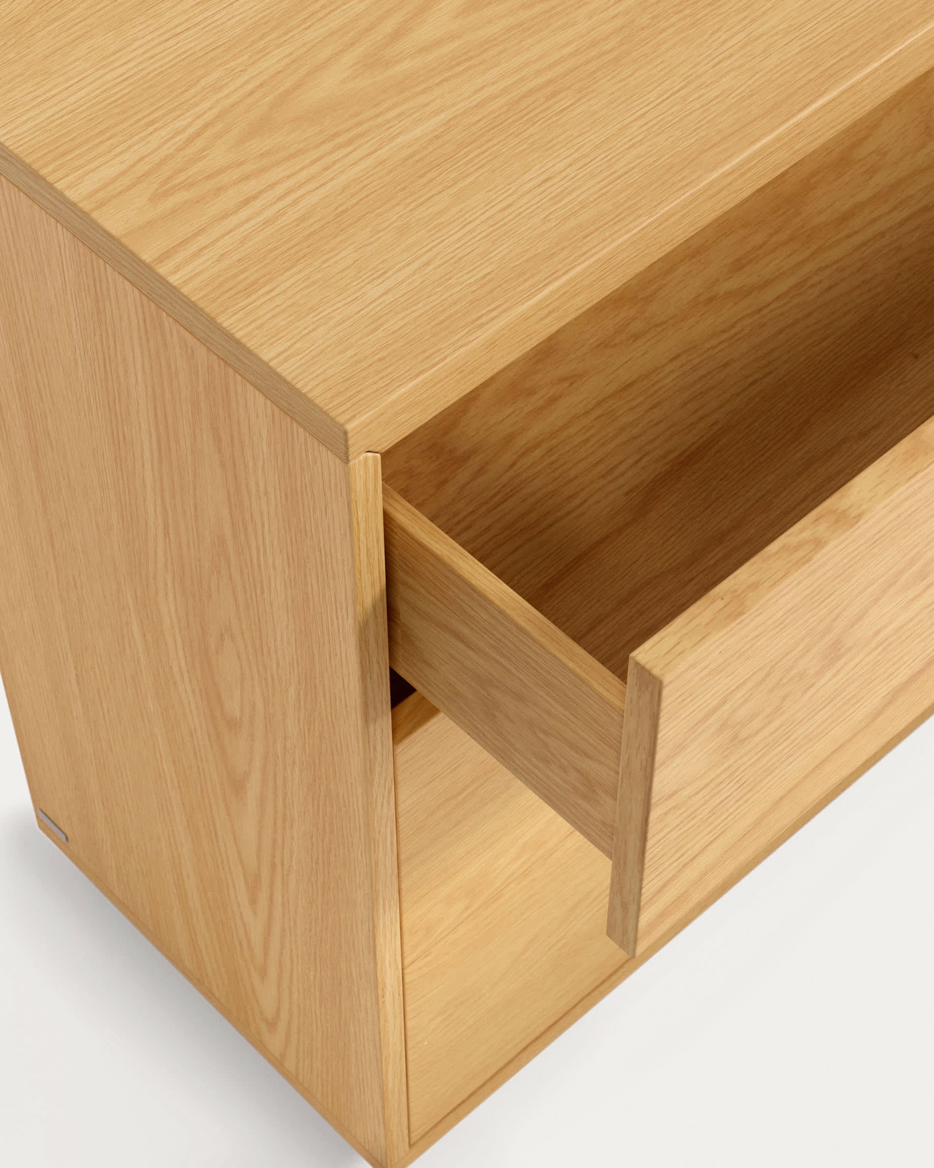 Die Abilen Kommode aus Eichenfurnier, FSC 100%, mit 3 Schubladen, bietet modernes Design und nachhaltige Qualität für Ihr Zuhause.