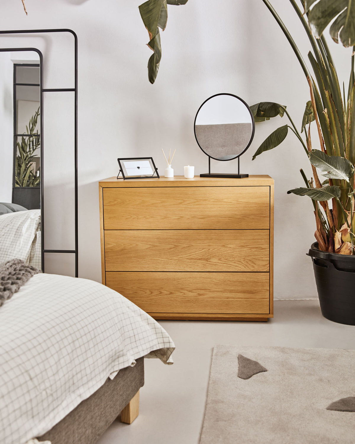 Abilen Kommode mit 3 Schubladen aus Eichenfurnier 90 x 75 cm FSC 100% in Natur präsentiert im Onlineshop von KAQTU Design AG. Kommode ist von Kave Home