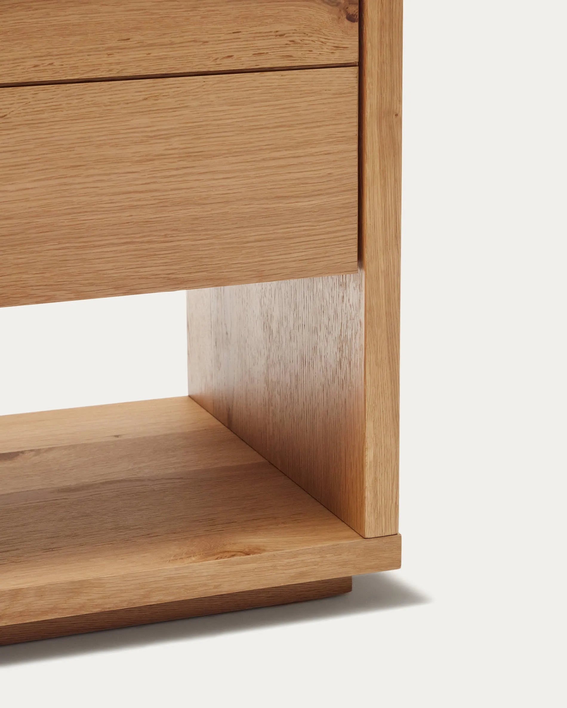 Elegantes Highboard aus Eichenfurnier, 2 Türen, 100x163,5 cm, natürliches Finish, stilvoller Stauraum.