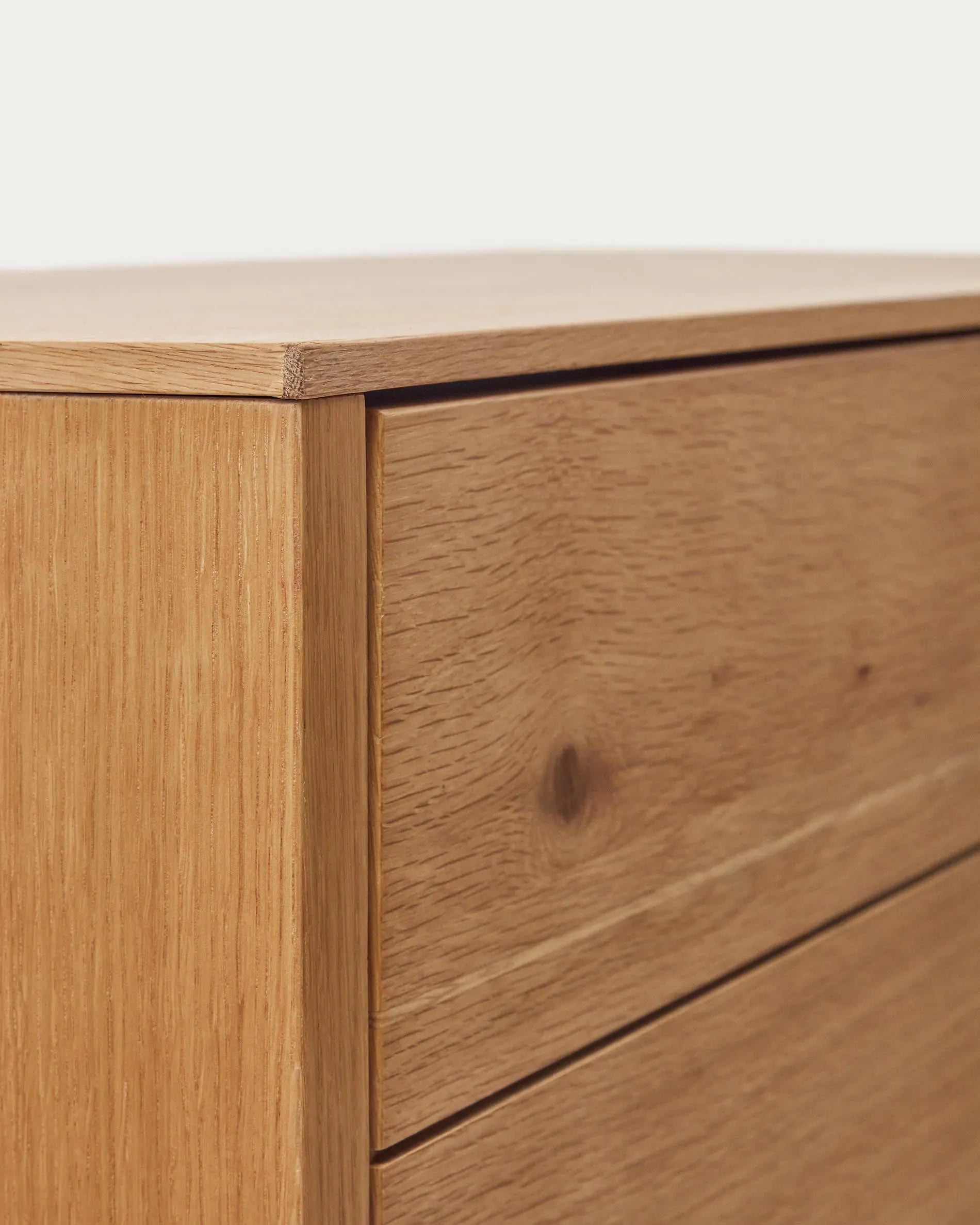 Elegantes Highboard aus Eichenfurnier, 2 Türen, 100x163,5 cm, natürliches Finish, stilvoller Stauraum.