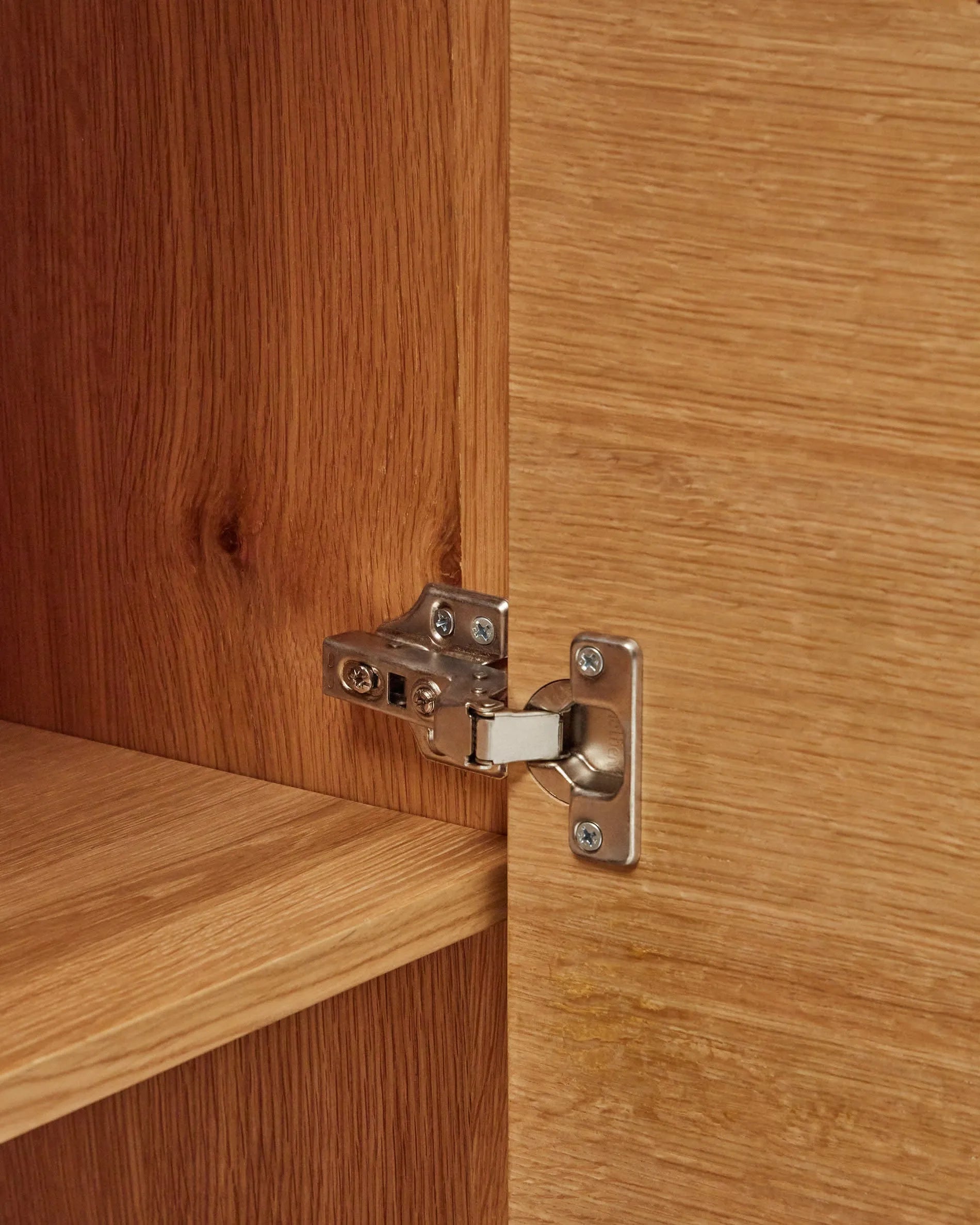 Elegantes Highboard aus Eichenfurnier, 2 Türen, 100x163,5 cm, natürliches Finish, stilvoller Stauraum.