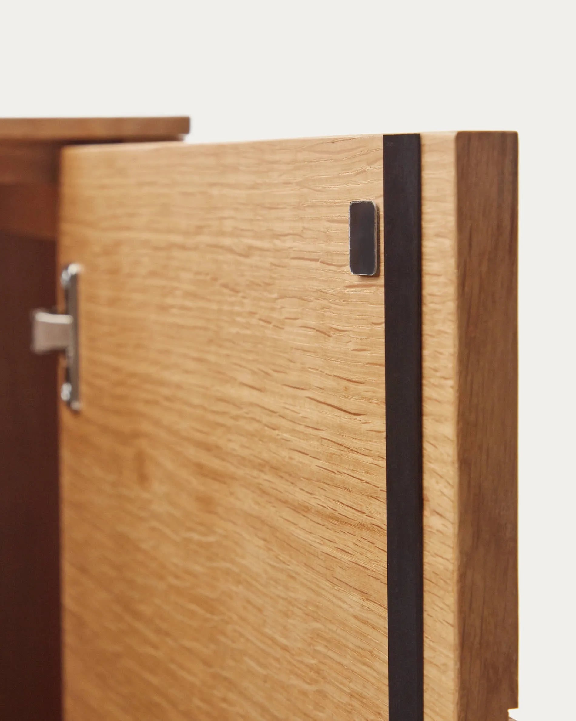 Elegantes Highboard aus Eichenfurnier, 2 Türen, 100x163,5 cm, natürliches Finish, stilvoller Stauraum.