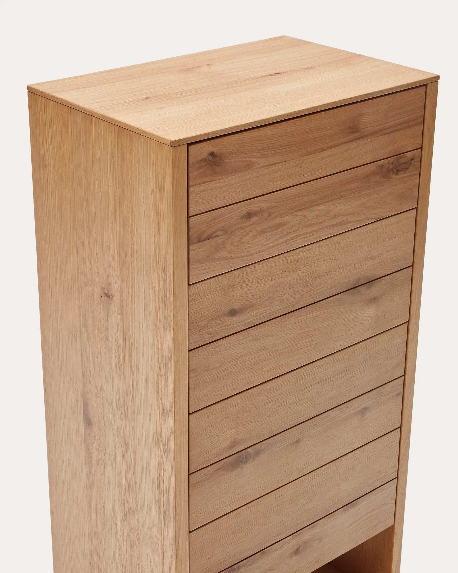 Die Alguema Kommode: Eleganz trifft Funktionalität mit 4 Schubladen in natürlichem Eichenfurnier, 60x120 cm, von Kave Home.