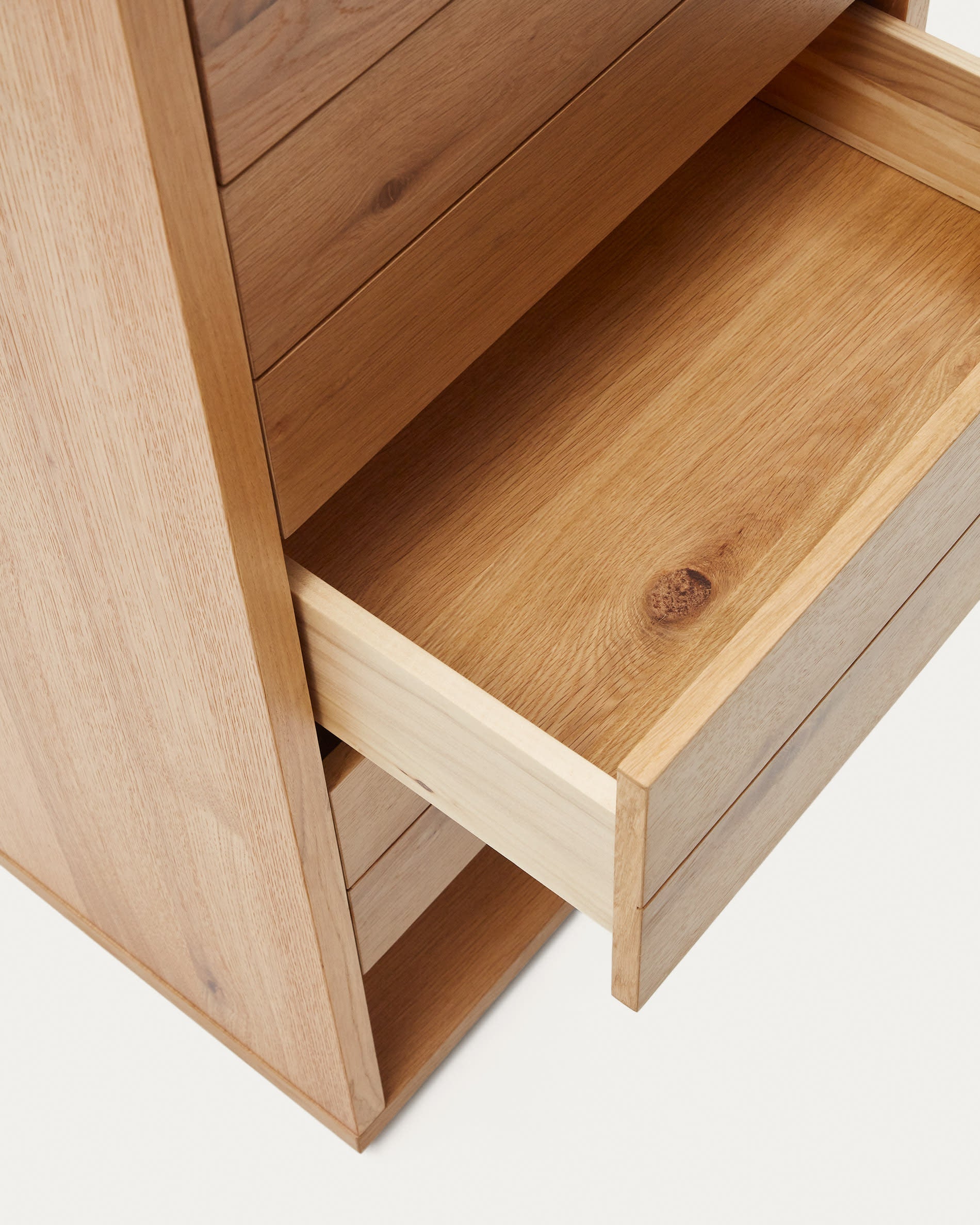 Die Alguema Kommode von Kave Home mit 4 Schubladen, natürlichem Eichenfurnier und modernem Design ist ideal für stilvolle Aufbewahrung.