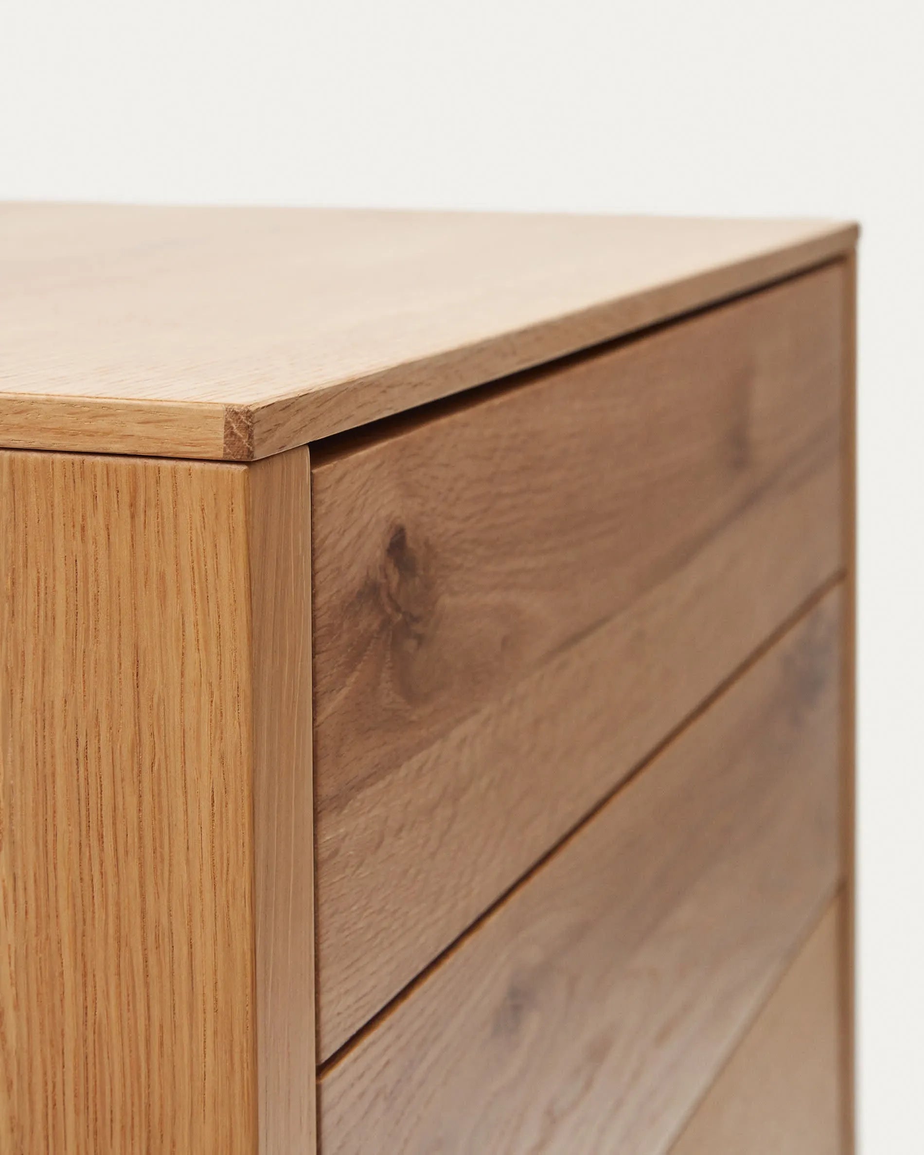 Die Alguema Kommode: Eleganz trifft Funktionalität mit 4 Schubladen in natürlichem Eichenfurnier, 60x120 cm, von Kave Home.