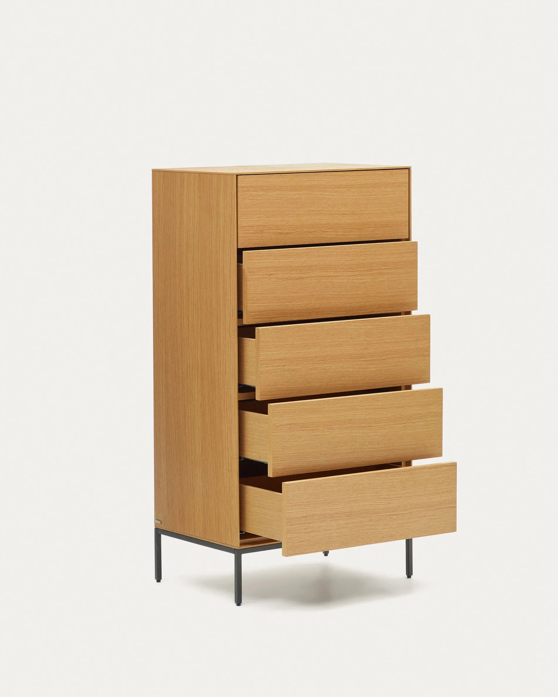 Elegante Kommode mit 5 Schubladen, Eichenfurnier und schwarzen Stahlbeinen, 60x114 cm, stilvoll und funktional.