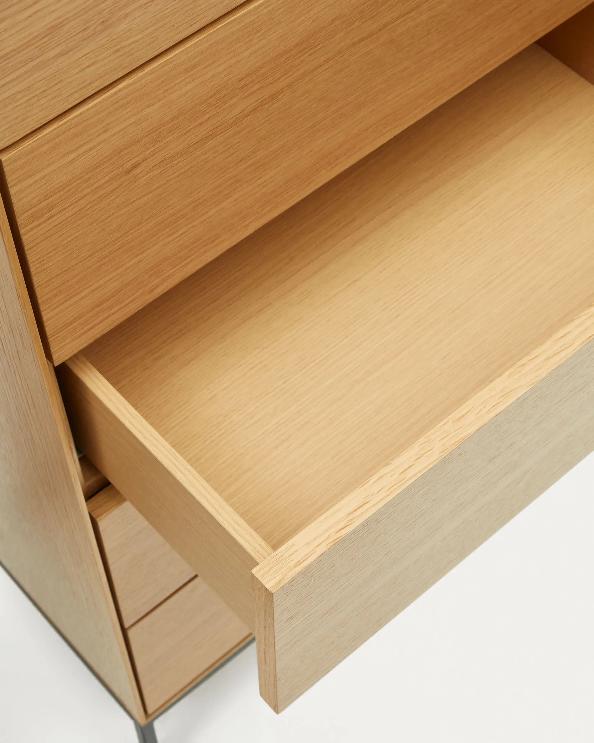 Elegante Kommode mit 5 Schubladen, Eichenfurnier und schwarzen Stahlbeinen, 60x114 cm, stilvoll und funktional.