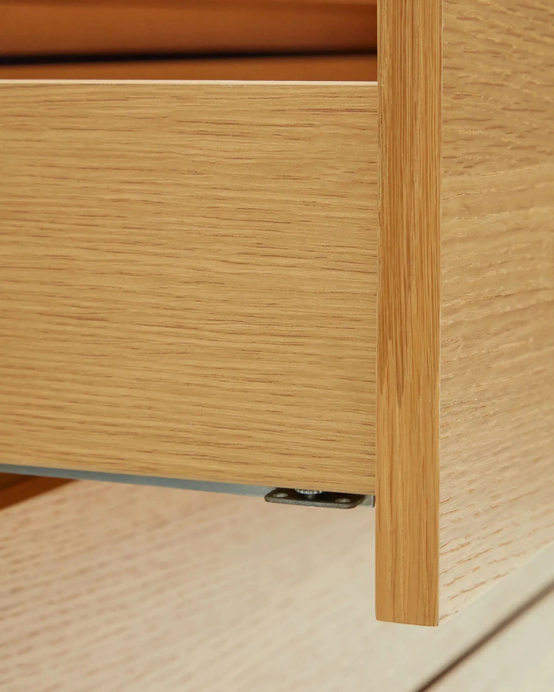 Die Vedrana Kommode aus Eichenfurnier mit schwarzen Stahlbeinen bietet 5 Schubladen und misst 60 x 114 cm – modern und praktisch.