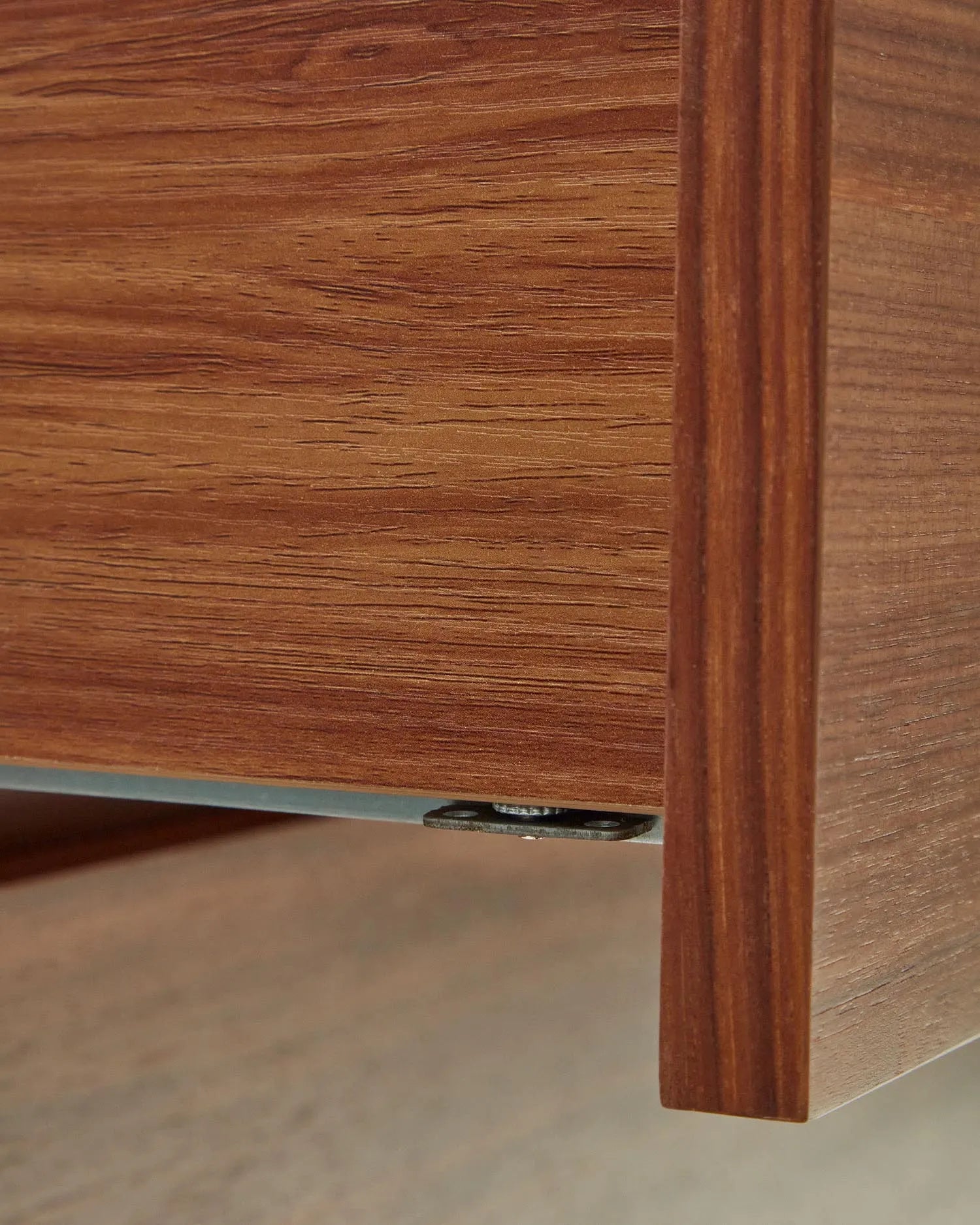Die Vedrana Kommode kombiniert elegantes Nussholzfurnier mit robusten schwarzen Stahlbeinen und bietet drei geräumige Schubladen.