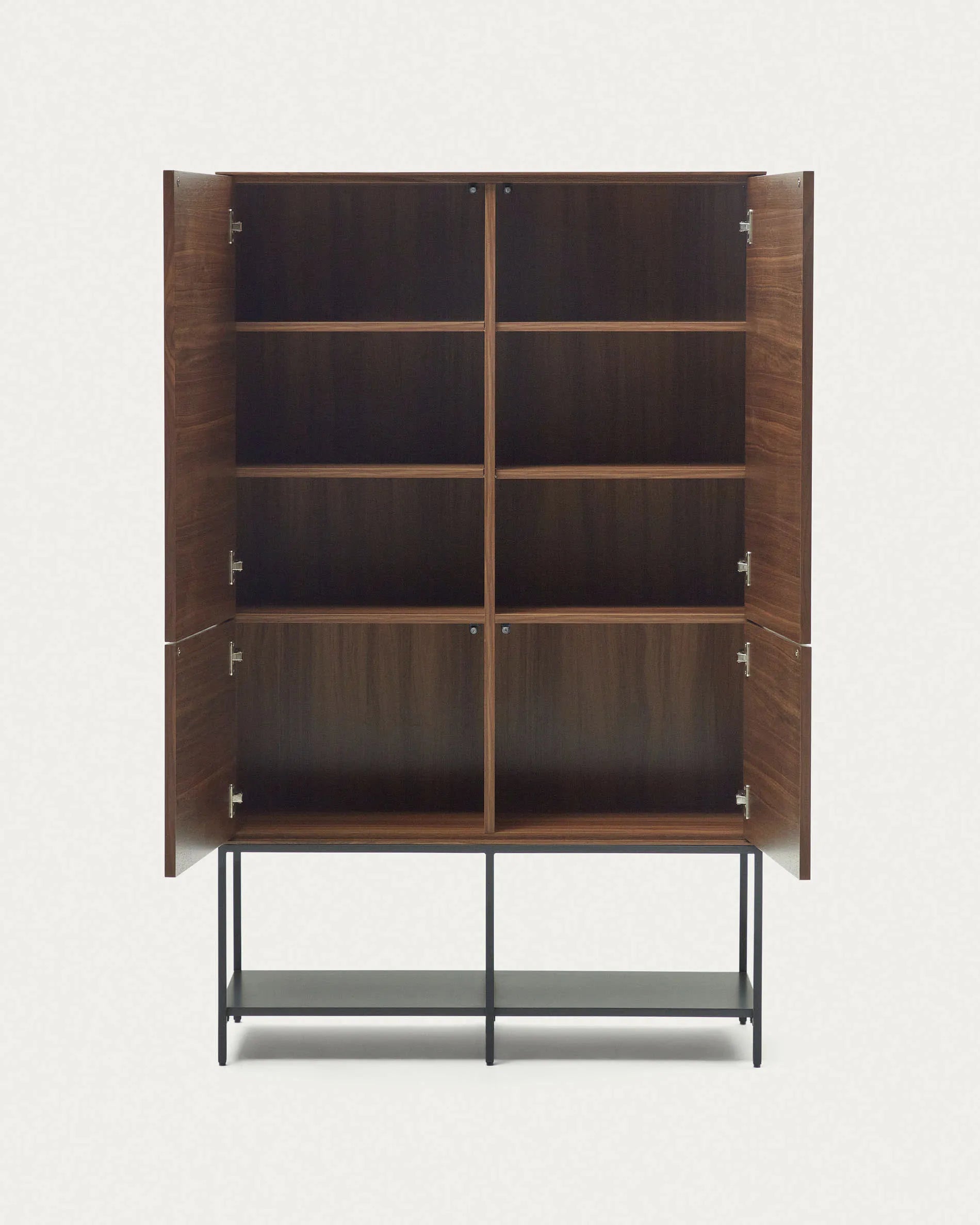 Das Vedrana Highboard kombiniert edles Nussholzfurnier mit modernen schwarzen Stahlbeinen und bietet stilvollen Stauraum.