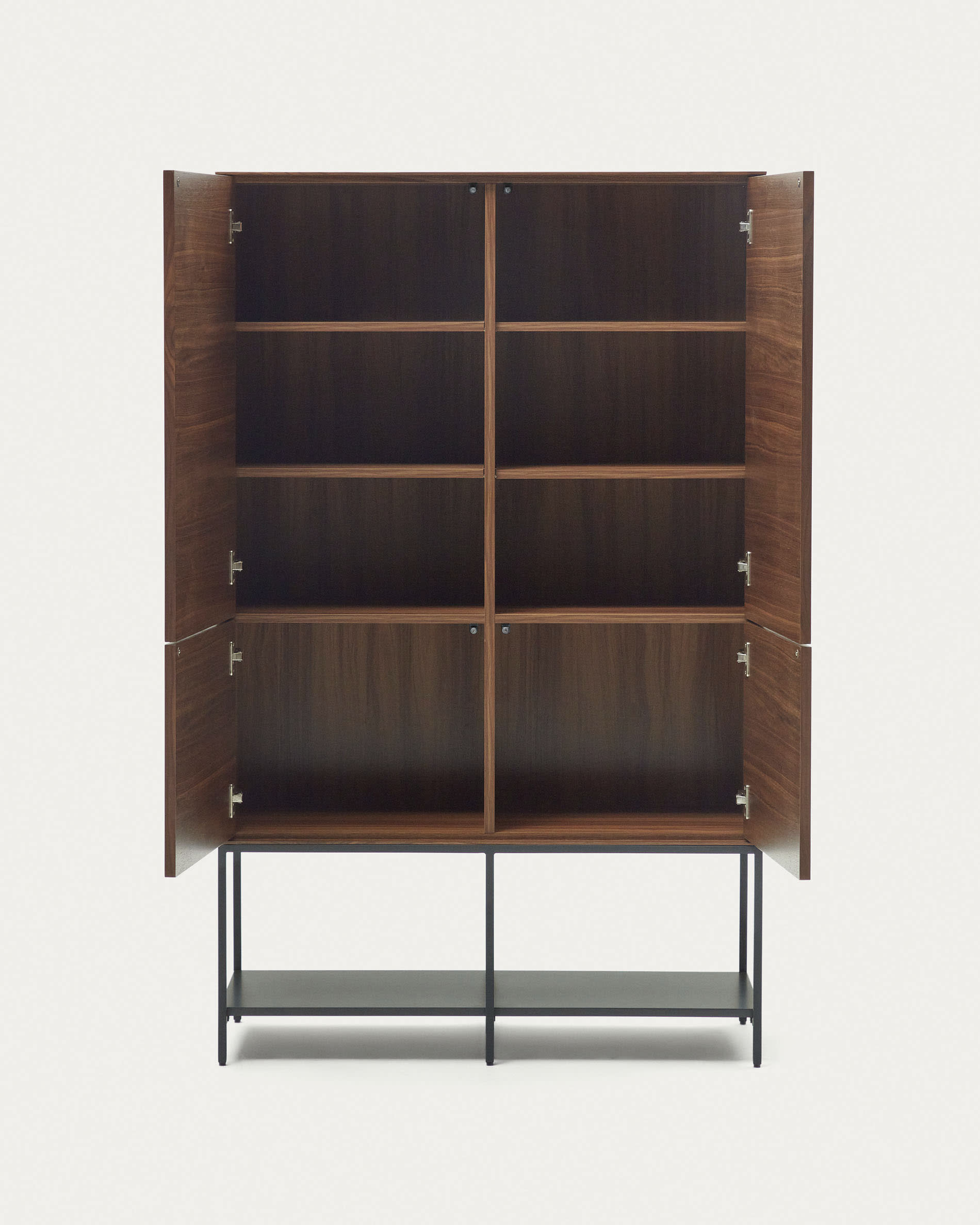 Das Vedrana Highboard aus Nussholzfurnier mit schwarzen Stahlbeinen vereint modernes Design und praktische Aufbewahrung.