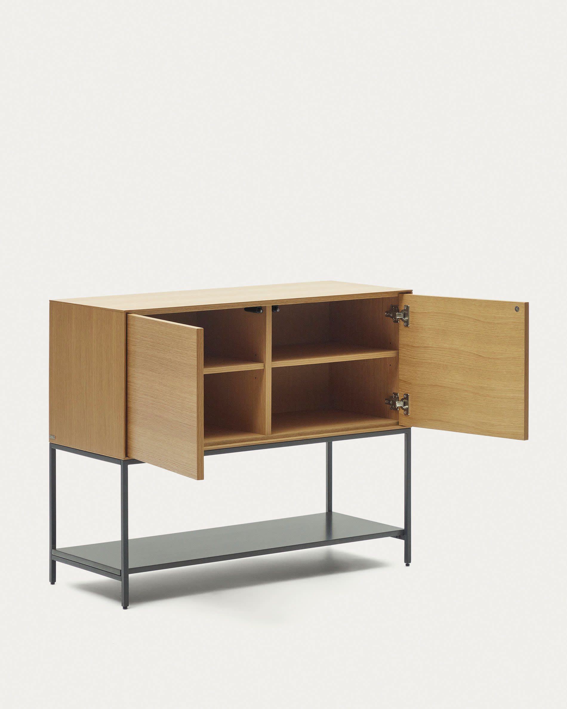 Die Vedrana Kommode kombiniert Eichenfurnier und schwarze Stahlbeine für moderne Eleganz, ideal für stilvolle Aufbewahrung, Maße: 97,5 x 80 cm.