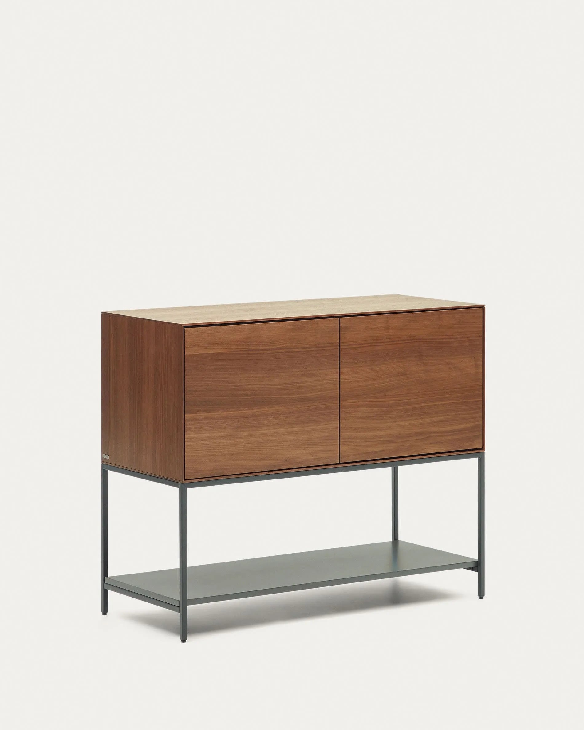 Das Vedrana Sideboard kombiniert edles Nussholzfurnier mit modernen schwarzen Stahlbeinen und bietet stilvollen Stauraum.