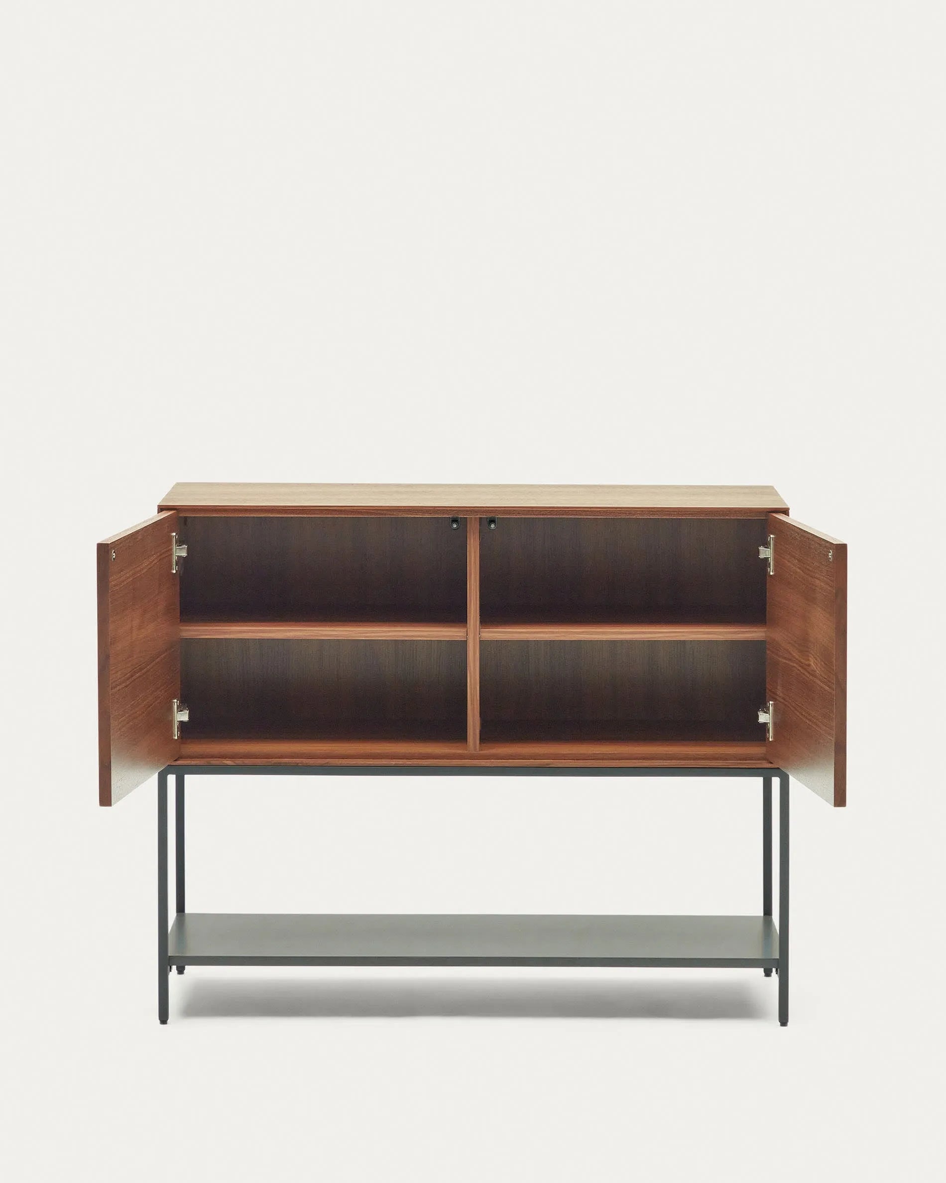 Das Vedrana Sideboard kombiniert edles Nussholzfurnier mit modernen schwarzen Stahlbeinen und bietet stilvollen Stauraum.