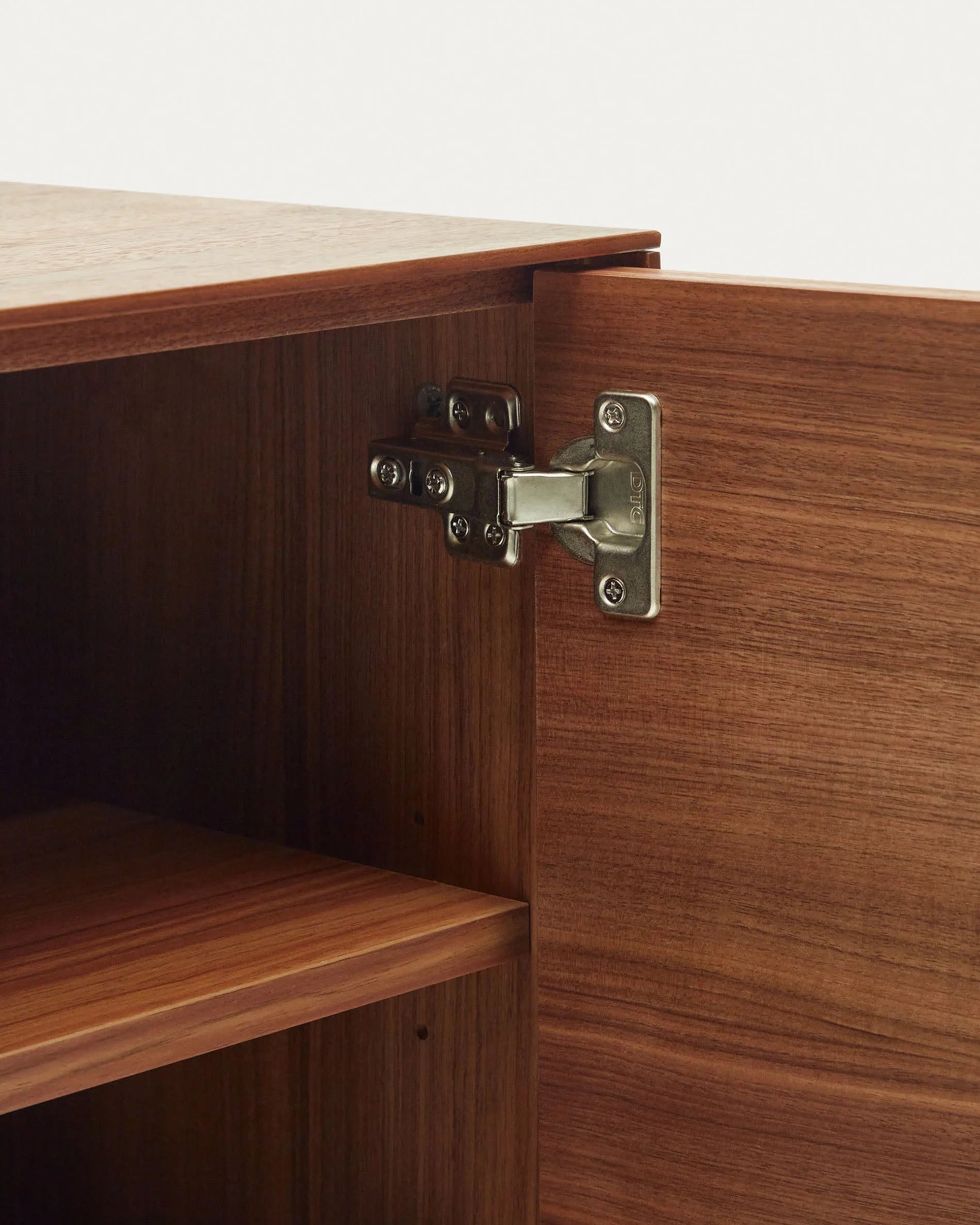 Das Vedrana Sideboard kombiniert edles Nussholzfurnier mit modernen schwarzen Stahlbeinen und bietet stilvollen Stauraum.
